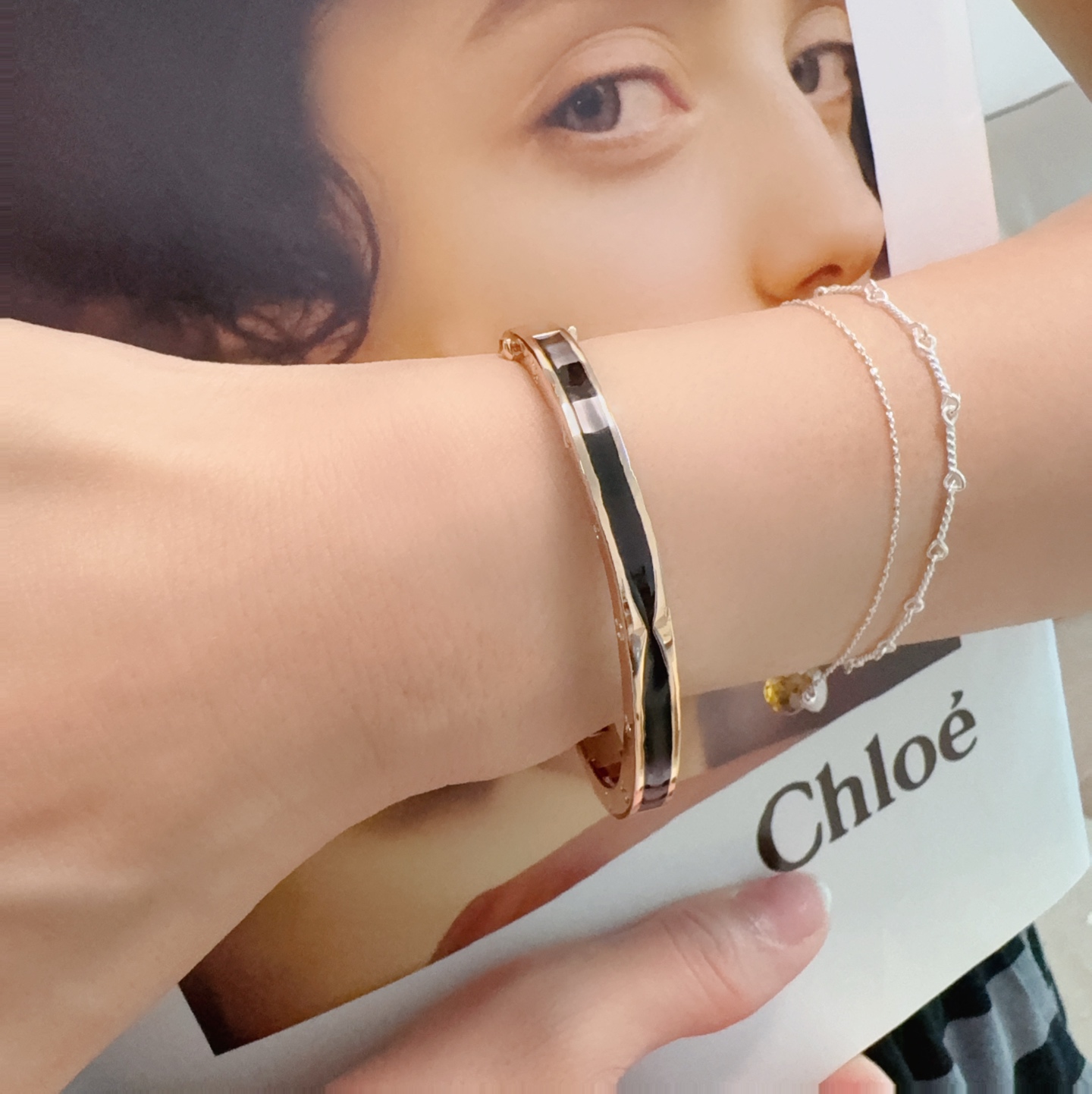 NO:896383,BVLGARI's highest quality switch lock bracelet, a very versatile bracelet with engraved letters and printed V gold on the sides, made of thick gold-plated material. Perfectly inlaid with diamonds and carefully polished, it fits perfectly with the metal edge!  Full of temptation and charming sensibility, dazzling luxury, showing unparalleled beauty and power, giving you a new look, interpreting the inherent multi-faceted characteristics, spreading and bending, showing its elegant and seductive beauty!  ,Boutique jewelry,bottega veneta,bvlgari,bvlgari,bracelet19860909宝格丽BVLGARI最高品质开关锁扣手镯,非常百搭的一款侧面都雕刻字母印花V金材质厚镀厚金.完美镶钻精心打磨,与金属边完美契合！充满诱惑和迷人的感性,璀璨奢华,呈现出中无与伦比的美感与力量,给你一个全新的面貌,诠释固有的多面特质,蔓延弯曲,尽显其高雅而极具诱惑的美丽！,饰品精品,bottega veneta,bvlgari,bvlgari,bracelet,Jewelry