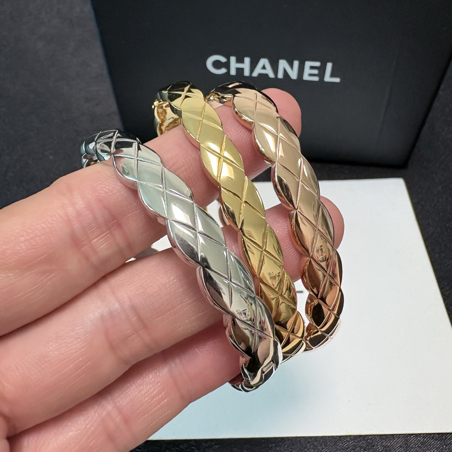 NO:896388,New product Xiaoxiangfeng Chanel new diamond-free original high-quality bracelet. The same material at the counter. Popular model shipped. Unique design. Retro and avant-garde. Seiko version of the bracelet has been loved by MM since its launch. Every color has its own unique brilliance!  The effect is very nice!  The tiniest one!  More durable than ordinary models, showing fairer complexion, fine jewelry, chanel, bracelet19860909新品 小香风Chanel新款菱格无钻原单高品质手镯 专柜一致材质 火爆款出货 设计独特 复古前卫.手镯精工版 从上市以来一直深受MM喜爱每一种颜色都有它独一无二的光彩！上手效果非常好看！最细小的一款！比普通款更耐看显肤色白皙,饰品精品,chanel,bracelet,Jewelry
