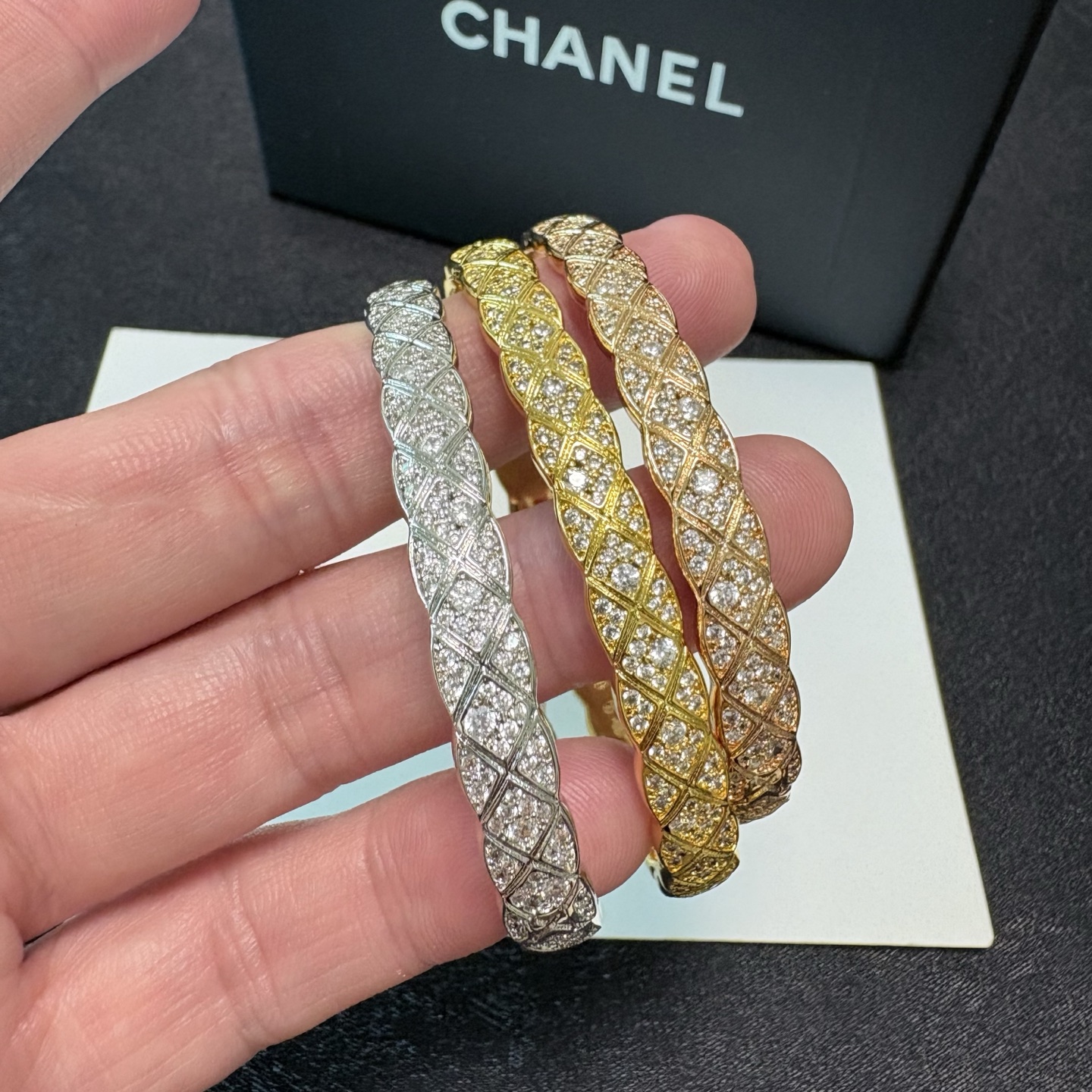 NO:896341,New product: Xiaoxiangfeng Chanel's new rhombus-studded diamond original single high-quality bracelet. The same material at the counter. Popular model shipped. Unique design. Retro and avant-garde. Seiko version of the bracelet has been loved by MM since its launch. Each color has its own unique brilliance!  The effect is very nice!  The tiniest one!  More durable than ordinary models, showing fairer complexion, fine jewelry, chanel, bracelet19860909新品 小香风Chanel新款菱格镶满钻原单高品质手镯 专柜一致材质 火爆款出货 设计独特 复古前卫.手镯精工版 从上市以来一直深受MM喜爱每一种颜色都有它独一无二的光彩！上手效果非常好看！最细小的一款！比普通款更耐看显肤色白皙,饰品精品,chanel,bracelet,Jewelry