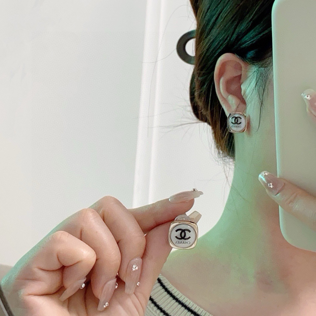 NO:896359,Xiaohongshu recommends new earrings Chanel Chanel earrings▲very beautiful. The brass material of the counter is very simple and elegant without losing the femininity. It is suitable for daily parties and various occasions. It can help you save thousands of dollars in minutes. Fine jewelry, chanel, chanel, earrings19860909小红书推荐新款耳钉Chanel 香奈儿耳环▲非常漂亮 专柜一致黄铜材质非常非常简洁大方不失小女人气质,日常晚会各种场合适用来,分分钟帮你们节省数千大洋,饰品精品,chanel,chanel,earrings,Jewelry