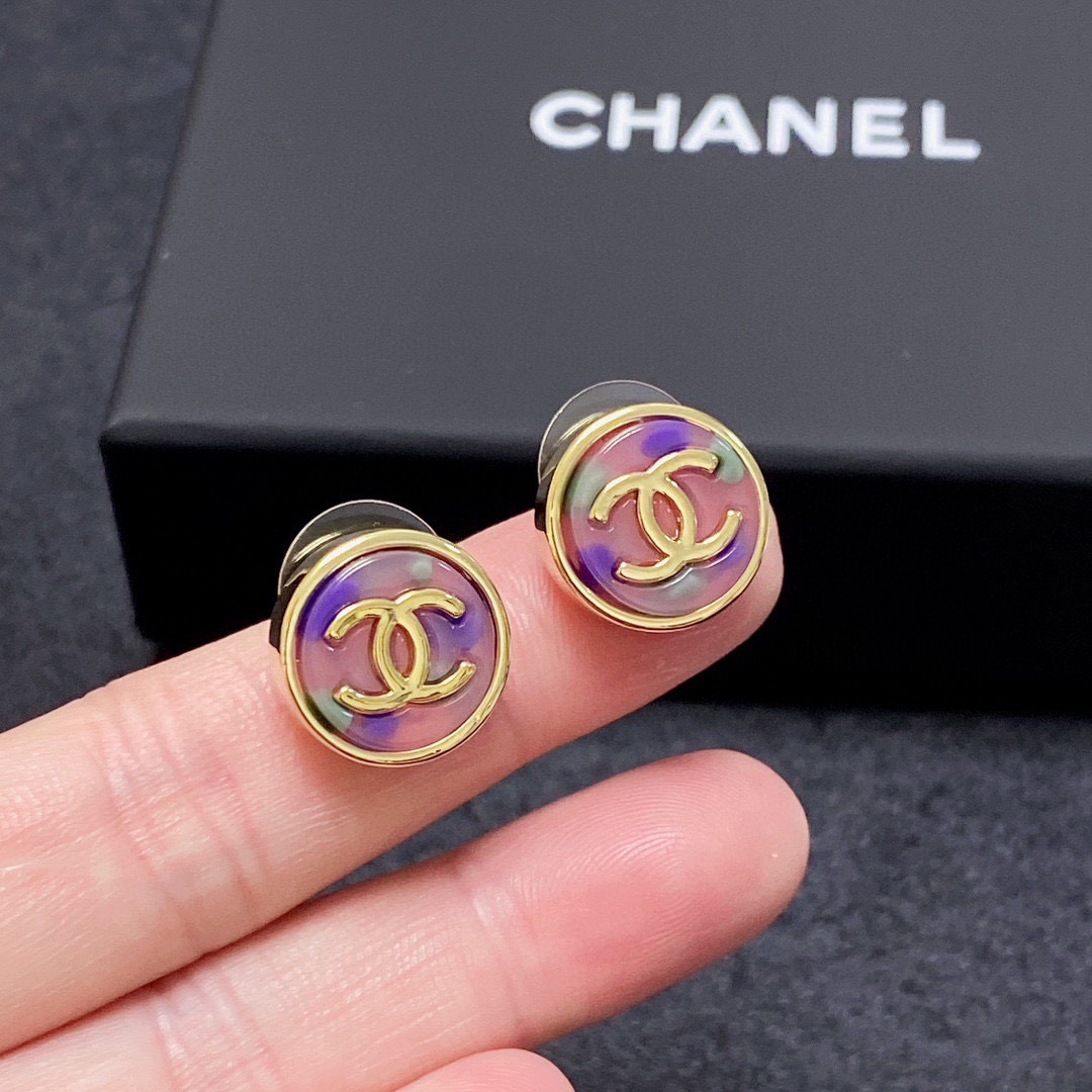 NO:896369,Chanel Chanel Double C Colorful Stud Earrings. This is a very good-looking and versatile fashion item that can be matched with any other. It is a daily style. It is very flattering to the face. It is very high-end. It is very elegant. The fragrant earrings are so delicate and ladylike. They are made of brass. 9.25 silver needle, fine jewelry, chanel, chanel.19860909Chanel 香奈儿双C炫彩耳钉 这款随意搭配都是非常好看百搭时尚单品 日常款 很修饰脸型 很上档次的 很优雅气质 香香的耳钉实在是太精致了、淑女大气 真的 黄铜材质 9.25银针,饰品精品,chanel,chanel,Jewelry