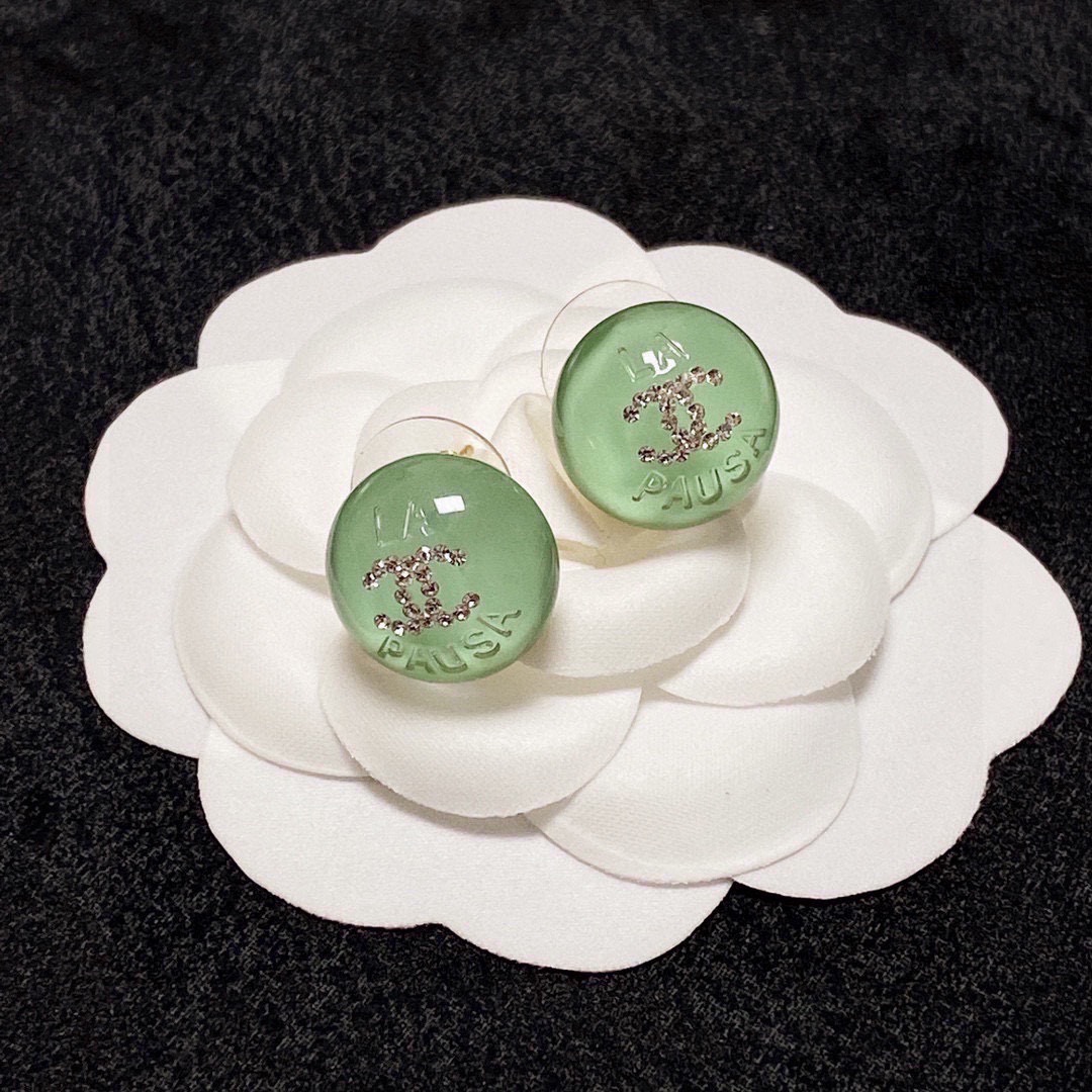 NO:896374,Grandma's light green crystal micro-embellished diamond earrings, new product, pair of CChanel earrings, very versatile for daily use, simple and practical, beautiful, consistent with genuine products at the counter, great thickness, great texture, 9.25 silver needles, fine jewelry, chanel, earrings19860909香奶奶 浅绿色水晶微镶钻耳钉 新品 双CChanel耳环 搭配 非常日常百搭的一款 简单实用 美美哒 专柜正品一致 厚度赞 质感超赞 9.25银针,饰品精品,chanel,earrings,Jewelry