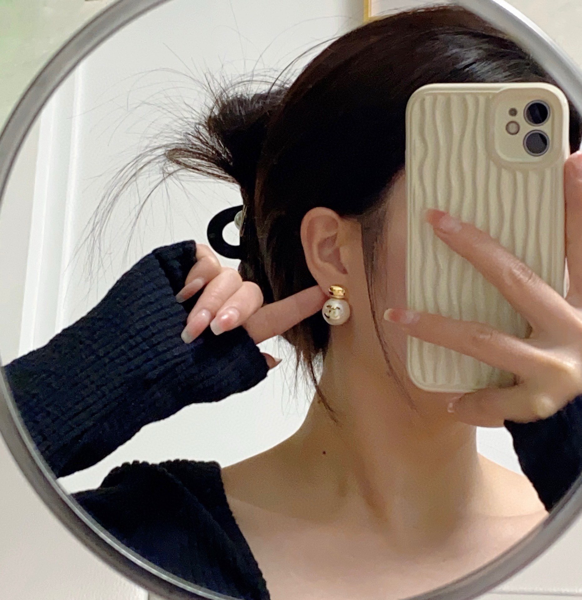 NO:896378,Chanel CHANEL double C antique gold and spherical snowflake pearl earrings are super exquisite, moderate in size, very versatile for daily use, fall in love at first sight, keep for yourself, beautiful, boutique jewelry, chanel, chanel19860909香奈儿CHANEL双C古金和球形雪花珍珠耳钉超级精致 大小适中 非常日常百搭的一款 一眼爱上 自留自留 美美哒,饰品精品,chanel,chanel,Jewelry