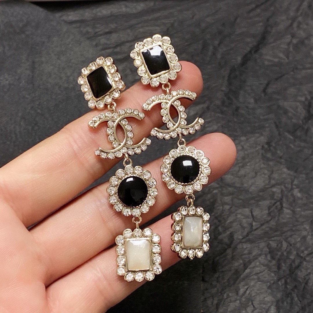 NO:923034,Chanel Agate Second-hand Style Double C Long Stud Earrings Beauty can never compete with classics. Chanel in its golden age is the most classic.  It is also the most tasteful. A woman is independent, elegant, charming, intellectual and medieval. Luxurious but not complicated. Double C is classic and versatile. Simple but not simple!  , jewelry boutique, chanel, chanel, gold19860909香奈儿Chanel玛瑙中古款字母双C长款耳钉 美丽永远敌不过经典 黄金时期的香奈就是最经典．也是最有味道的 女人独立优雅魅力知性中古 奢华不繁复 双C经典百搭 简约不简单！,饰品精品,chanel,chanel,gold,Jewelry