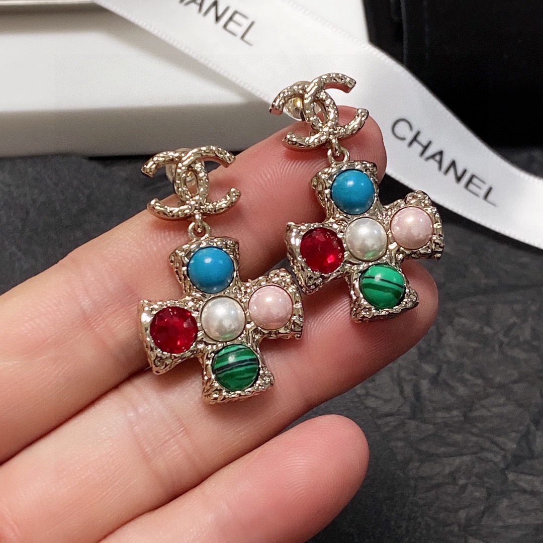 NO:923044,Chanel Double C earrings. This is a very good-looking and versatile fashion item that can be matched casually. It is a daily style. It flatters the face. It is very high-end. It is very elegant. The fragrant earrings are so delicate and ladylike. Really 9.25 silver needles, fine jewelry, chanel, chanel19860909Chanel 香奈儿双C耳钉 这款随意搭配都是非常好看百搭时尚单品 日常款 很修饰脸型 很上档次的 很优雅气质 香香的耳钉实在是太精致了、淑女大气 真的9.25银针,饰品精品,chanel,chanel,Jewelry