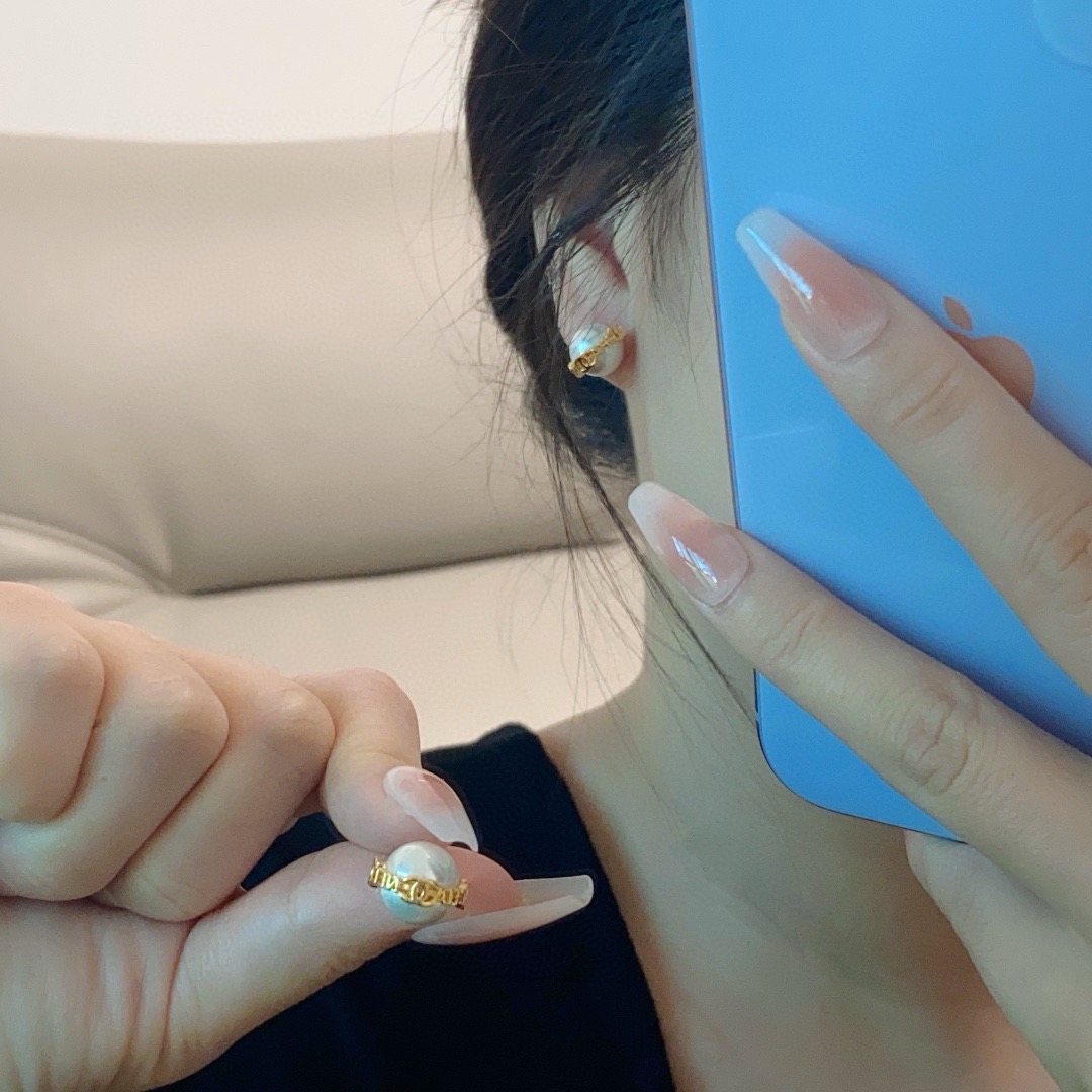 NO:923007,Chanel Xiaoxiang simple style small pearl earrings. These earrings are really super beautiful. The design looks simple but the wearing effect is so good. Even the ones with small earlobes like mine are okzp. The upper ears are made of brass and are super elegant. Boutique jewelry, chanel, earrings19860909Chanel 小香简约风格珍珠小耳钉这款耳环真的超级美看着设计简单但是佩戴效果好看到爆就连我这种小耳垂的也很okzp黄铜材质 上耳超气质优雅,饰品精品,chanel,earrings,Jewelry
