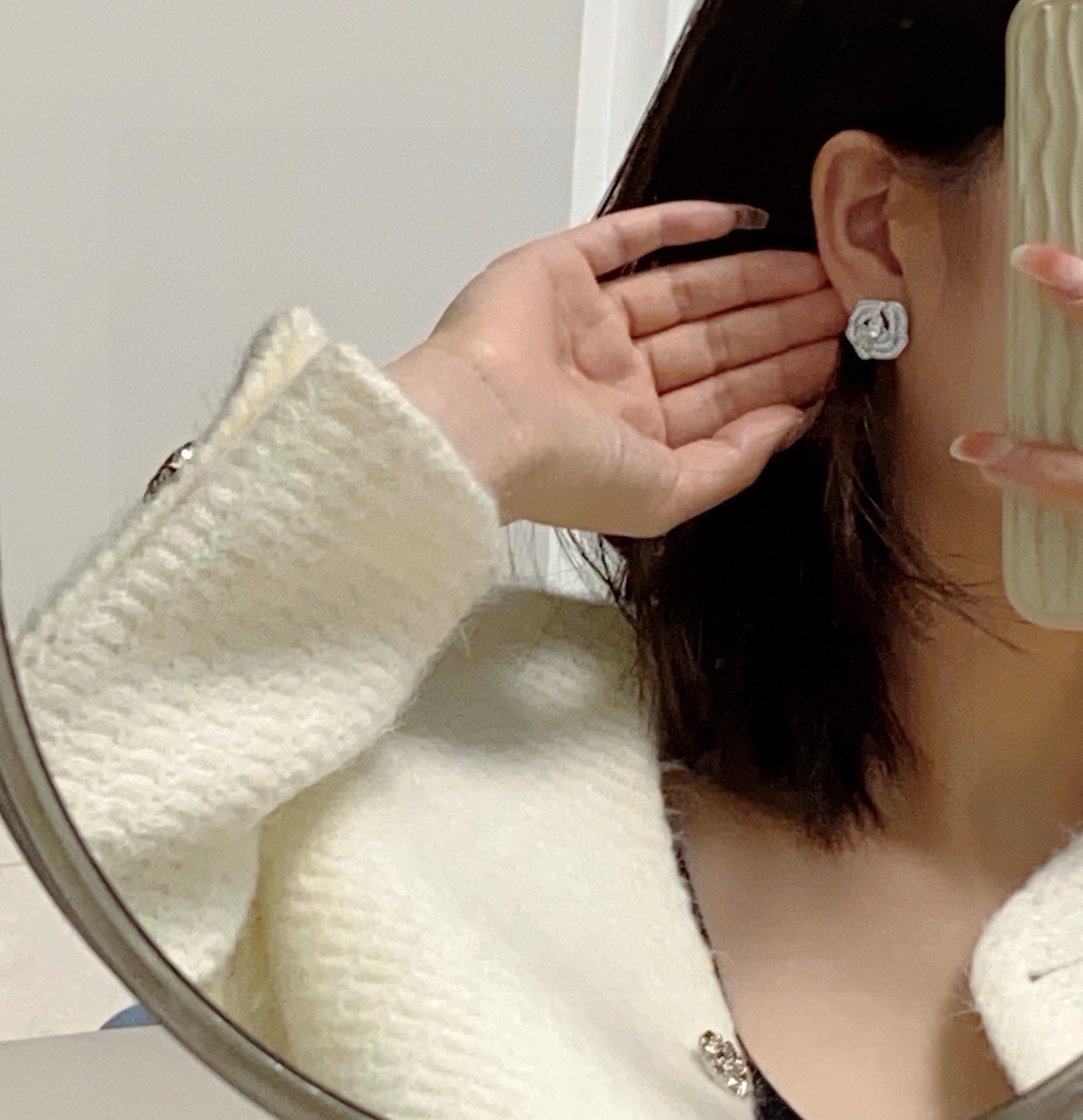 NO:923018,Xiaoxiangfeng's new Chanel full-diamond camellia diamond-encrusted earrings are exactly the same as the original!  High-end customization, every detail is comparable to the authentic products at the counter. The only one in the industry that buys genuine pattern making, fine jewelry, chanel, chanel at the counter all over the world19860909小香风新款 Chanel香奈儿满钻山茶花镶钻耳钉 原版一摸一样的原单货！高端定制 每一个细节媲美专柜正品,业内仅此一家全世界专柜自购正品打版,饰品精品,chanel,chanel,Jewelry