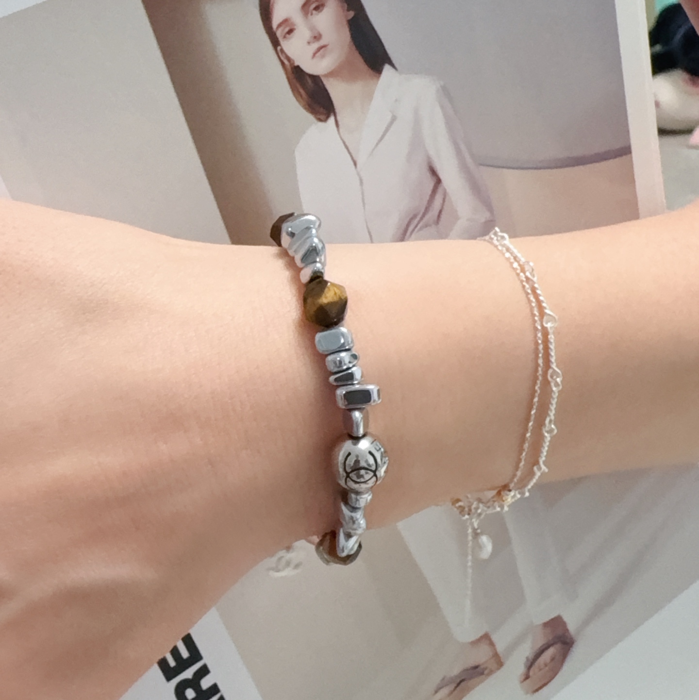 NO:923037,Chanel Chanel double C high-end natural tiger eye stone pearl bracelet!  Whitening and full of texture!  Thousand-year-old amber and ten thousand-year-old beeswax are hot hits. The classics are coming. The big-name fragrant grandmother is a brand that absolutely knows everything among fashionable women. It is a classic brand that is sure to be popular every time it is shipped. It is a well-known brand that synchronizes with genuine counters and opens molds. Exclusive high-end quality, super easy to sell, super popular, and unisex styles that can be worn by both men and women!  There are elastic cords, fine jewelry, chanel, chanel, bracelet19860909香奈儿Chanel字母双C高级天然虎眼石珍珠手链！显白厚实感十足！千年琥珀、万年蜜蜡经典火热爆款来袭大牌香奶奶这个品牌在时尚女性当中绝对无所不知都知道它的经典与岁月逢出货必火的一个知名品牌同步专柜正品开模独家高端品质超好卖超抢手中性款男女都可佩戴！有弹力绳,饰品精品,chanel,chanel,bracelet,Jewelry