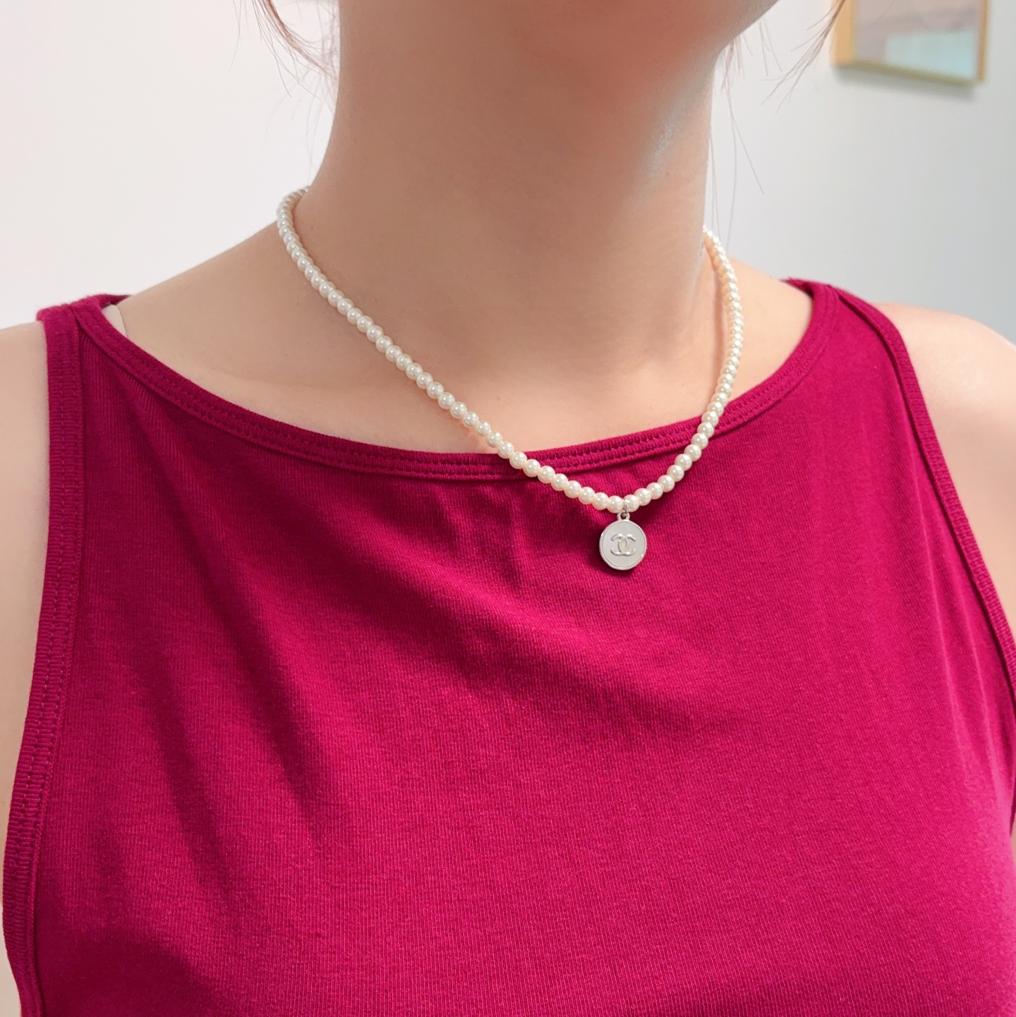 NO:923055,Xiaohongshu's hot new model Chanel's latest double C pearl round pendant necklace is more beautiful and personalized when stacked. The versatile style is particularly good. The overall details are very surprising and full of design. It not only brings out personal confidence and taste, the style is elegant and fashionable, highlighting the French elegance. The meticulous details make it more attractive to wear. Boutique jewelry, chanel, chanel, necklace19860909小红书火爆新款香奈儿Chanel最新款双C珍珠圆牌吊坠项链叠戴更加好看超个性,百搭款特别特别赞,整体细节非常令人惊喜,设计感十足,不仅带出个人自信及品味,款式典雅而时尚,突显法式高雅气息,加上一丝不苟的细节,使得佩戴起来更具吸引力,饰品精品,chanel,chanel,necklace,Jewelry