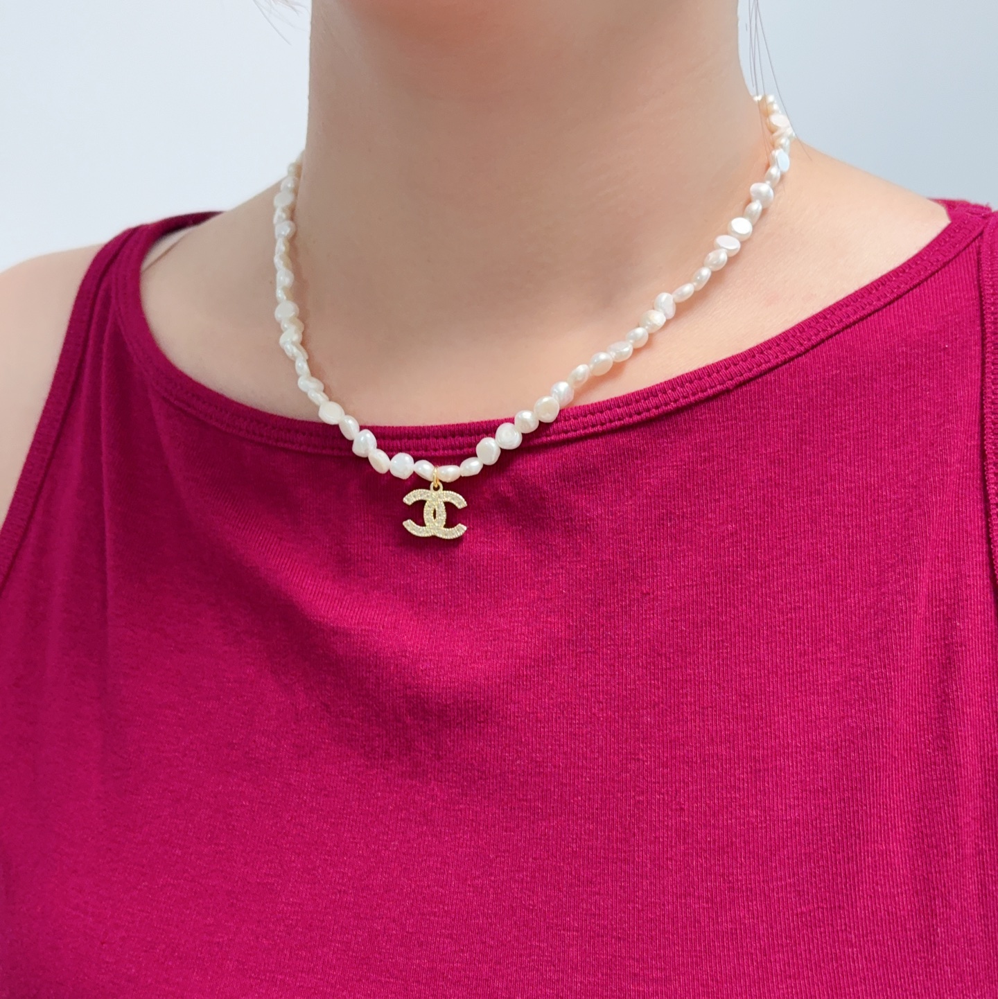 NO:923078,Xiaohongshu's hot new natural freshwater pearl irregular Chanel's latest double C pendant necklace is more beautiful and personalized when stacked. The versatile style is particularly good. The overall details are very surprising and full of design. It not only brings out personal confidence and taste, the style is elegant and fashionable, highlighting the French elegance. The meticulous details make it more attractive to wear. Boutique jewelry, chanel, chanel, necklace19860909小红书火爆新款天然淡水珍珠不规则的香奈儿Chanel最新款双C吊坠项链叠戴更加好看超个性,百搭款特别特别赞,整体细节非常令人惊喜,设计感十足,不仅带出个人自信及品味,款式典雅而时尚,突显法式高雅气息,加上一丝不苟的细节,使得佩戴起来更具吸引力,饰品精品,chanel,chanel,necklace,Jewelry