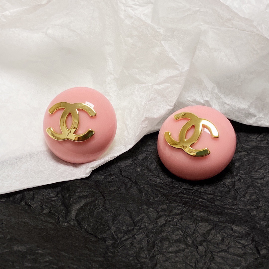 NO:923006,Xiaoxiangfeng Chanel colorful pink round earrings are popular among fashionistas in Xiaohongshu. They show your face shape. The original material is very simple and goes well with daily wear. It is eye-catching, high-quality jewelry, chanel.19860909小香风Chanel 彩色粉色圆形耳钉小红书时尚达人都有种草哦 显脸型 原版材质 很简约 日常配搭很不错滴 耐看ing,饰品精品,chanel,Jewelry