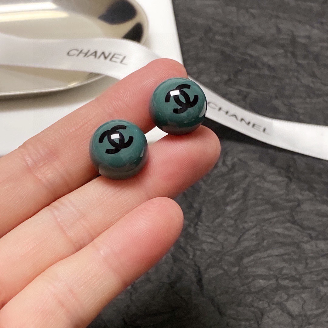 NO:923016,Xiaoxiangfeng acrylic cute and fresh green earrings, new product, pair of CChanel earrings, very versatile for daily use, simple and practical, beautiful, consistent with the genuine ones at the counter, great thickness, great texture, 9.25 silver needle, fine jewelry, chanel, earrings19860909小香风亚克力可爱清新绿色耳钉 新品 双CChanel耳环 搭配 非常日常百搭的一款 简单实用 美美哒 专柜正品一致 厚度赞 质感超赞 9.25银针,饰品精品,chanel,earrings,Jewelry