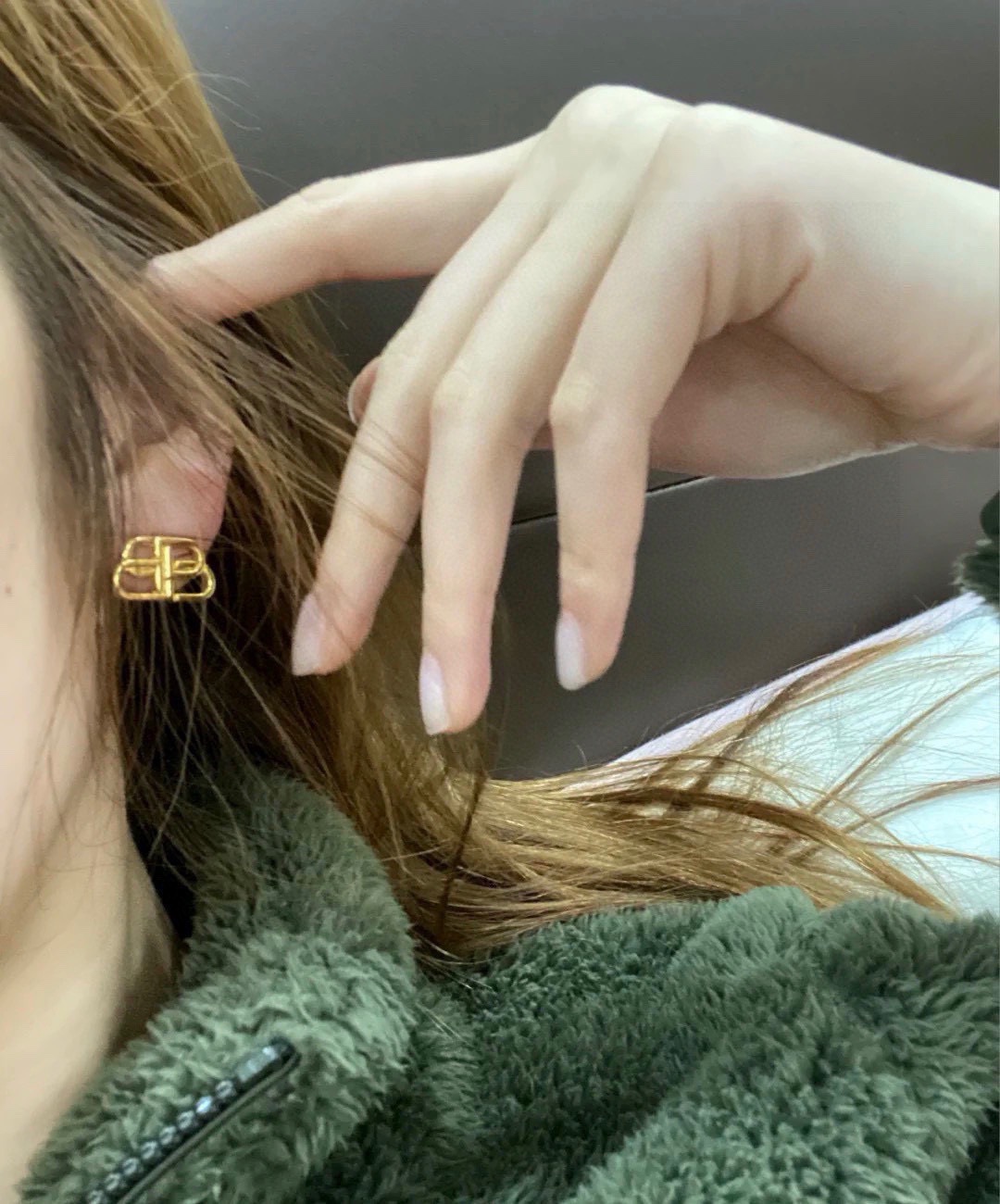 NO:923043,BALENCIAGA Balenciaga's new high-end earring series, heavy-duty craftsmanship and counter synchronization, updated simple earrings with logo!  Classic styling, full design, great upper ear effect, fine jewelry, balenciaga, balenciaga, earrings19860909BALENCIAGA 巴黎世家新款耳钉高端王炸系列 重精工制作专柜同步 Logo 更新简约耳环！经典造型搭配 设计感十足上耳效果非常赞,饰品精品,balenciaga,balenciaga,earrings,Jewelry
