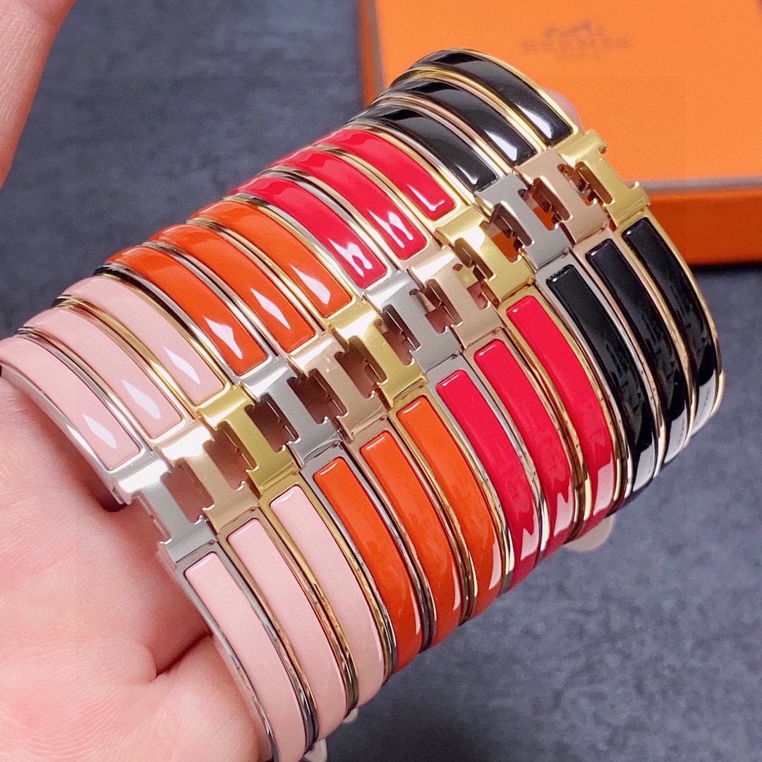 NO:923079,Popular recommendation: authentic Hermes enamel bracelet, small narrow version, fine version, high version, 1:1 Seiko version. The exquisite and smooth narrow version has been loved by MM since its launch. Each color has its own unique brilliance!  The effect is very nice!  The tiniest one!  It is more durable than ordinary models and shows fair skin tone. Tiffany green is so beautiful, jewelry boutique, hermes, hermes, bracelet19860909爆款推荐正品级别爱马仕Hermes珐琅手镯小号窄版细款高版本一比一精工版 做工细腻光滑窄版从上市以来一直深受MM喜爱每一种颜色都有它独一无二的光彩！上手效果非常好看！最细小的一款！比普通款更耐看显肤色白皙蒂芙妮绿也太美了吧,饰品精品,hermes,hermes,bracelet,Jewelry
