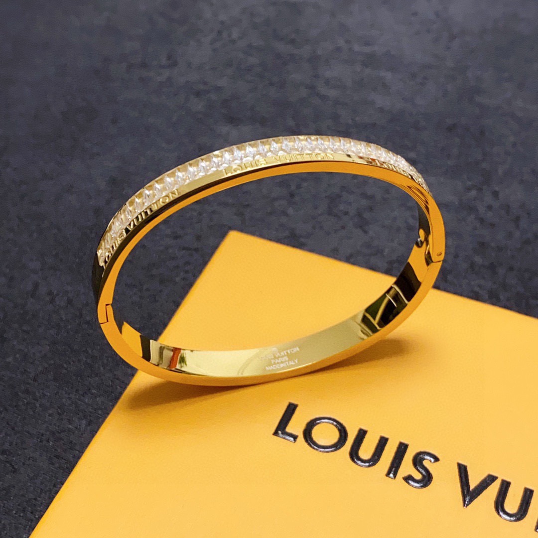 NO:923104,New product, original item, LV letter unisex style full diamond bracelet Louis Vuitton, Louis Vuitton, same counter material, popular model shipped, unique design, retro and avant-garde. 14K Seiko color-preserved version of the bracelet has been loved by MM since its launch. Each color has its own unique brilliance!  The effect is very nice!  The tiniest one!  It is more durable than ordinary models and shows a fairer complexion, fine jewelry, louis vuitton, louis vuitton, louis vuitton, bracelet19860909新品 原单货 LV字母中性款满钻手镯Louis Vuitton 路易威登 专柜一致材质 火爆款出货 设计独特 复古前卫.手镯14K精工保色版 从上市以来一直深受MM喜爱每一种颜色都有它独一无二的光彩！上手效果非常好看！最细小的一款！比普通款更耐看显肤色白皙,饰品精品,louis vuitton,louis vuitton,louis vuitton,bracelet,Jewelry
