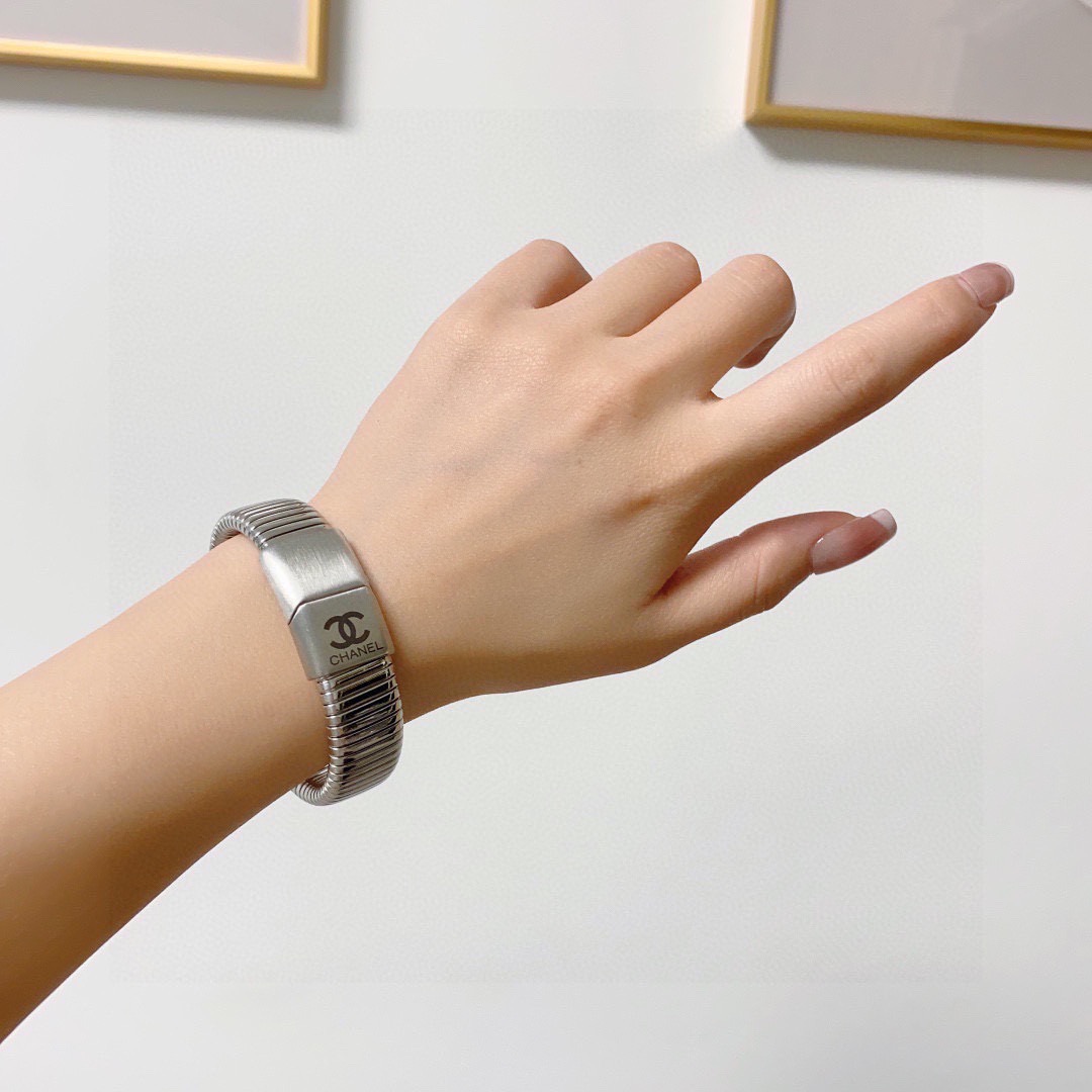 NO:923099,Chanel spring stretch plaid bracelet is super heavy-duty bling bling, the color matching is very good, and it has a high-end feel. It has a high-end goddess temperament. The 14K stainless steel material is non-allergenic and does not fade. With logo, one-to-one exquisite craftsmanship, extremely classic charm, high cost-effectiveness. A must-have choice, the effect is great and it is versatile!  , jewelry boutique, chanel, chanel, bracelet19860909香奈儿Chanel弹簧弹力格子手镯超重工bling bling,颜色搭配得非常好高级感 女神气质高端 14K精钢材质不过敏不褪色.带logo一比一精美工艺,经典至极的魅物,性价比高 必备必入之选上手效果非常棒而且还很百搭！,饰品精品,chanel,chanel,bracelet,Jewelry