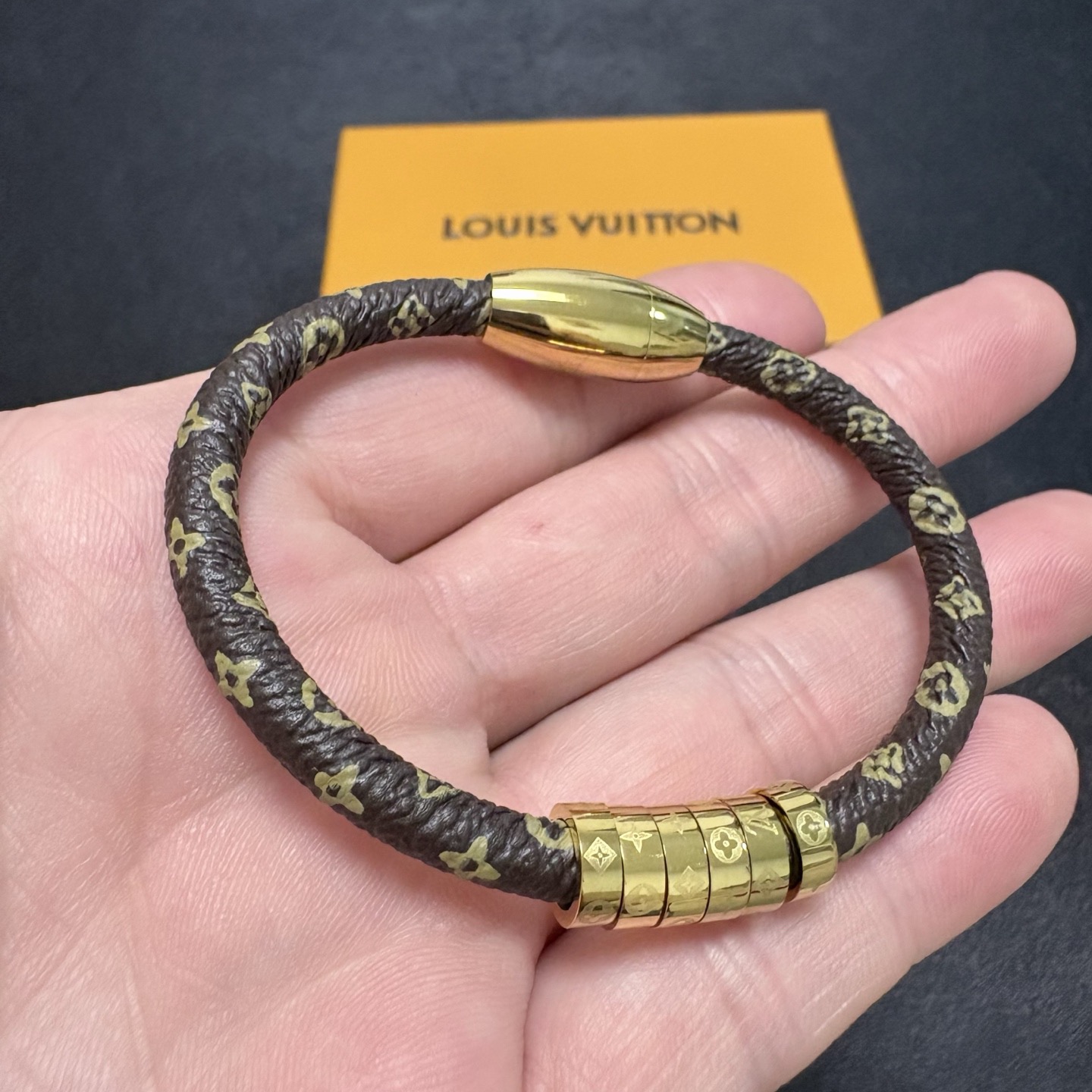 NO:923115,New product, original item, LV leather printed bracelet Louis Vuitton, consistent material at counters, popular model shipped, unique design, retro and avant-garde. Bracelet 14K Seiko color-protected version has been loved by MM since its launch. Each color has its own unique brilliance!  The effect is very nice!  The tiniest one!  It is more durable than ordinary models and shows a fairer complexion, fine jewelry, louis vuitton, louis vuitton, louis vuitton, bracelet19860909新品 原单货 LV皮革印花手镯Louis Vuitton 路易威登 专柜一致材质 火爆款出货 设计独特 复古前卫.手镯14K精工保色版 从上市以来一直深受MM喜爱每一种颜色都有它独一无二的光彩！上手效果非常好看！最细小的一款！比普通款更耐看显肤色白皙,饰品精品,louis vuitton,louis vuitton,louis vuitton,bracelet,Jewelry