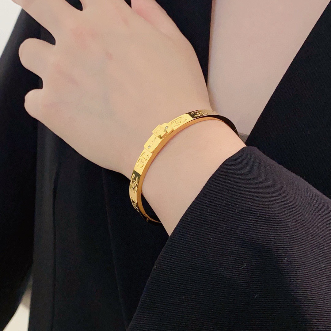 NO:923126,Xiaohongshu recommends the popular Xiaoxiang new engraved c letter perfume bottle with diamond bracelet Chanel Chanel high-quality imported stainless steel bracelet with super heavy-duty bling bling. The color matching is very good and has a high-end feel. The goddess has a high-end temperament. The stainless steel material is not allergic and does not fade. One-to-one exquisite craftsmanship, extremely classic charm, high cost performance. Must-have choice, boutique jewelry, chanel, chanel, bracelet19860909小红书推荐爆款小香新款雕刻c字母香水瓶镶钻手镯香奈儿Chanel高品质进口精钢手镯超重工bling bling,颜色搭配得非常好高级感 女神气质高端 精钢材质不过敏不褪色.一比一精美工艺,经典至极的魅物,性价比高 必备必入之选,饰品精品,chanel,chanel,bracelet,Jewelry