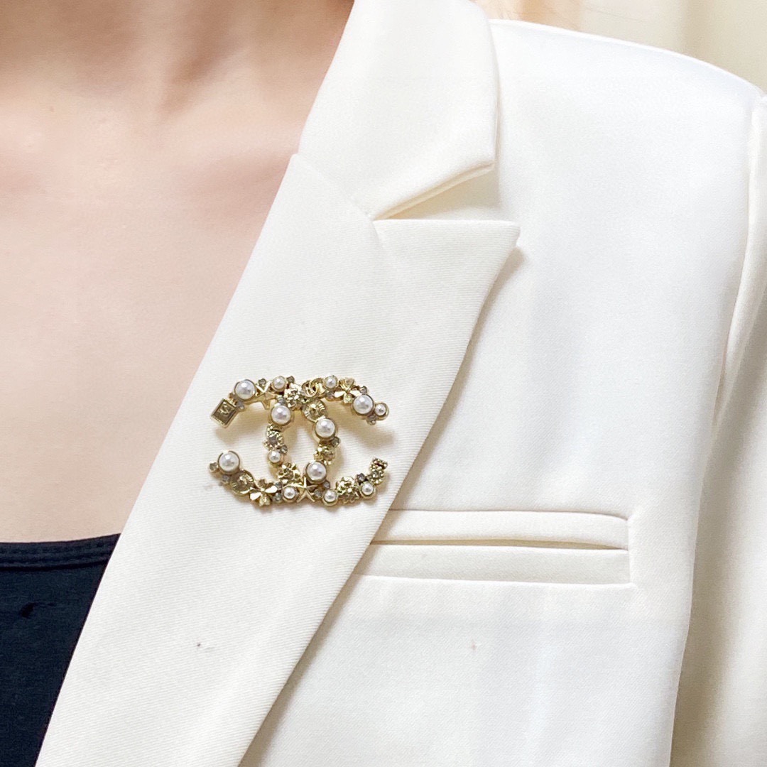 NO:923163,CHANEL Xiaoxiang's new counters are synchronized with the new Chanel brooch, which is the accessory that best understands women. Women who devote all their efforts to being themselves tend to cherish the meaning of the brooch more. Ms. Chanel pinned the brooch on her hat and told the fashionable ladies who imitated her [Broches are very practical. They can be pinned on the collar of a suit, on a pocket, on a hat, on a belt or on an evening dress. Boutique jewelry, chanel, chanel, business  suit, brooch, breastpin, hats19860909CHANEL小香 专柜新款同步上新香奈儿胸针,是最懂女人的饰物.那些倾注了全部心血去做自己的女人,往往更珍惜胸针的意义.香奈儿女士把胸针别在帽子上,并告诉那些模仿她的时髦女士们[胸针可是非常实用,它可以别在西装领上、口袋上、帽子上、腰带上或者是晚礼服上,饰品精品,chanel,chanel,business suit,brooch，breastpin,hats,Jewelry