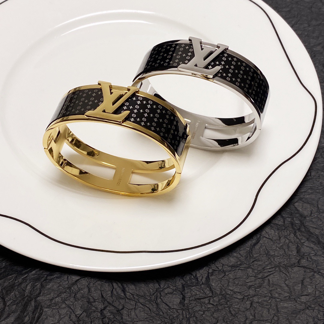NO:923207,New product, new style, original item, LV wide version bracelet Louis Vuitton, Louis Vuitton, the same material at the counter, popular model shipped, unique design, retro and avant-garde. The exquisite version of the bracelet has been loved by MM since its launch. Every color has its own unique brilliance!  The effect is very nice!  The tiniest one!  It is more durable than ordinary models and shows a fairer complexion, fine jewelry, louis vuitton, louis vuitton, louis vuitton, bracelet19860909新品 新款 原单货 LV宽版手镯Louis Vuitton 路易威登 专柜一致材质 火爆款出货 设计独特 复古前卫.手镯精工版 从上市以来一直深受MM喜爱每一种颜色都有它独一无二的光彩！上手效果非常好看！最细小的一款！比普通款更耐看显肤色白皙,饰品精品,louis vuitton,louis vuitton,louis vuitton,bracelet,Jewelry