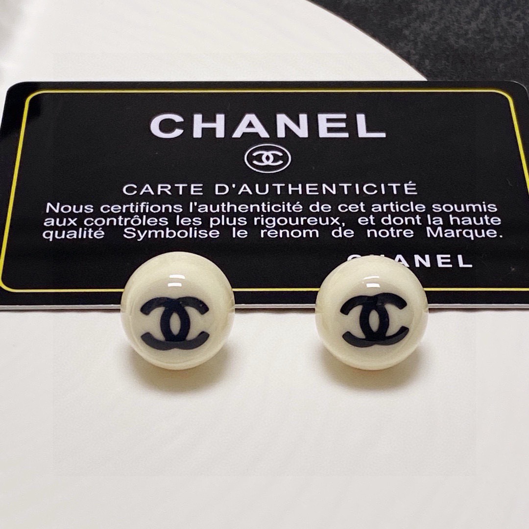 NO:923249,Chanel Chanel's new Xiaoxiangfeng off-white acrylic earrings are launched in the counter. They are so beautiful and romantic. They are a must-have. Popular Little Red Book. Selected zp consistent material. Super nice, fine jewelry, chanel, chanel.19860909chanel香奈儿新款小香风米白色亚克力耳钉专柜新款上市 美得不要不要的 唯美 浪漫 人手必备款 火爆小红书 精选zp一致材质 超 nice,饰品精品,chanel,chanel,Jewelry