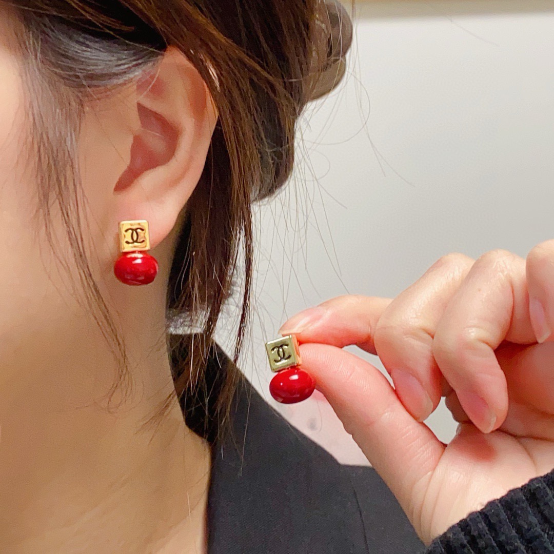 NO:923171,The new Chanel Xiaoxiangfeng New Year red festive earrings are available at the counter at the same time. The original earrings are made of the same material and paired with sterling silver needle earrings. They are carefully crafted to create the highest cost-effectiveness and the highest quality on the Internet. The upper ear effect is particularly beautiful!  It’s so beautiful!  Suitable for various festive occasions and can be worn all year round, fine jewelry, chanel, earrings, pure silver19860909新款上市Chanel 小香风 新年红色喜庆耳钉 专柜同步上新 耳环 原版一致材质搭配纯银针耳环 精工细作打造全网最高性价比最高品质上耳效果特别好看！简直美腻了！适合各种喜庆场合一年四季必备均可佩戴,饰品精品,chanel,earrings,pure silver,Jewelry