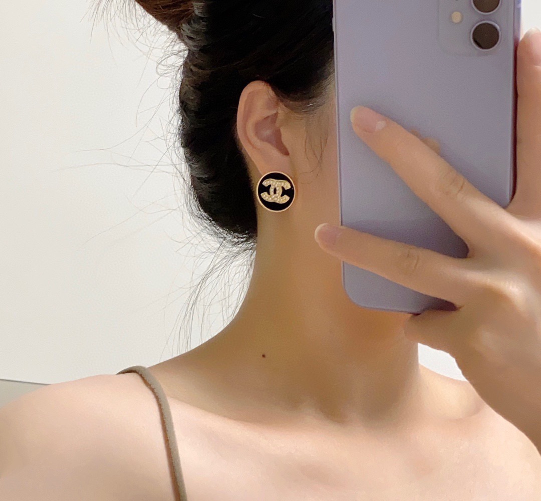 NO:923188,New [Chanel Chanel] apricot and black pearl stud earrings, the highest version on the market!  Chanel earrings are a must-have for goddesses, super slimming, personalized and fashionable, daily essentials, ladylike temperament, noble ladylike temperament, simple and versatile earrings 9.25 silver needle, jewelry boutique, chanel, chanel, earrings19860909新款【Chanel香奈儿】杏色、黑色镶珍珠耳钉 市面最高版本！香奈儿耳钉女神必备 超级显脸瘦 有个性时尚 日常必备 淑女气质 高贵名媛气质 简约大气百搭款耳环9.25银针,饰品精品,chanel,chanel,earrings,Jewelry