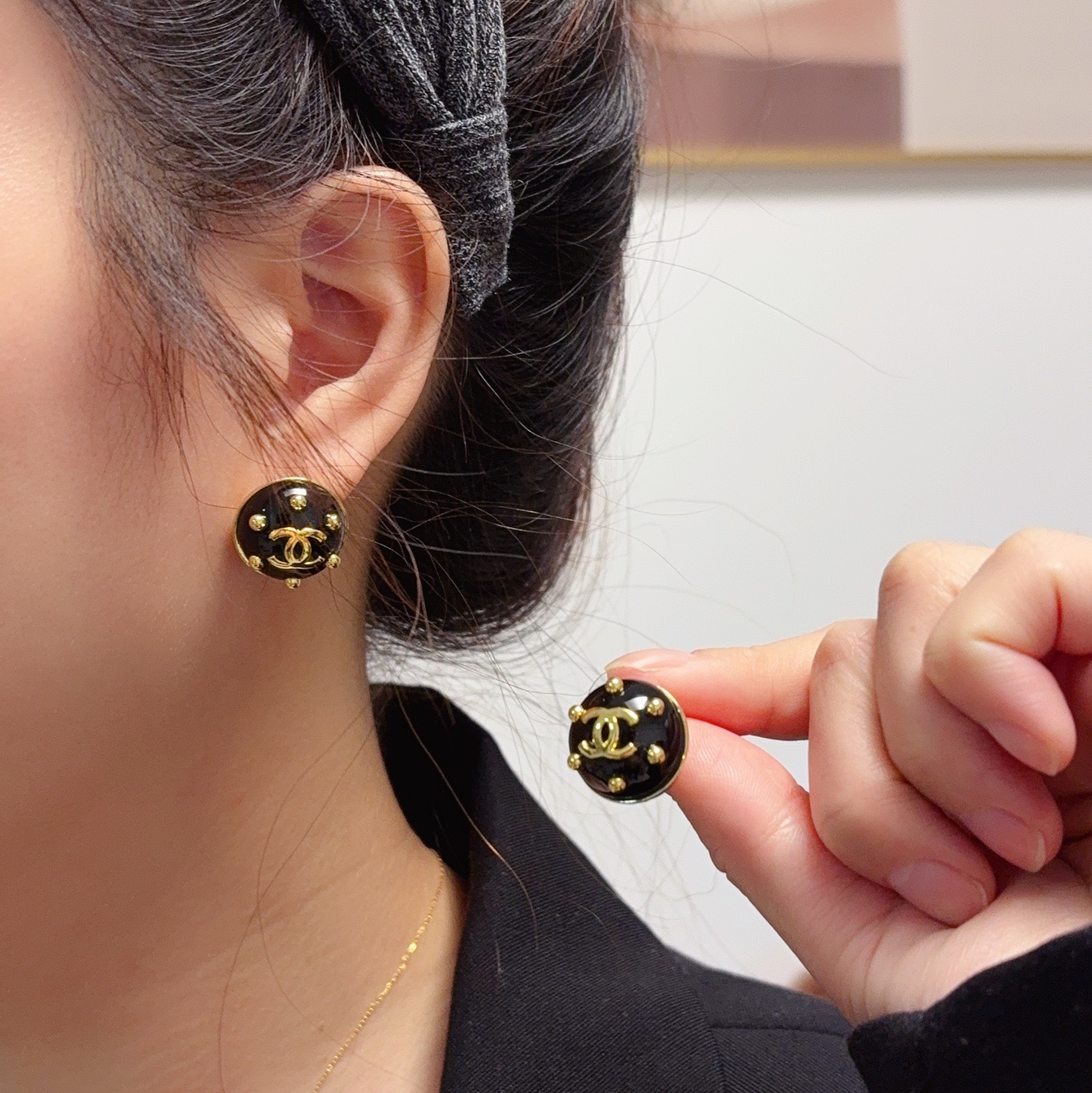 NO:923198,Chanel Xiaoxiang Double C Simple Willow Black Stud Earrings. These earrings are really beautiful. The design looks simple, but the wearing effect is amazing. Even my small earlobes are very okzp. The upper ear is made of brass and is super elegant. Boutique jewelry, chanel, earrings19860909Chanel 小香双C简约柳丁黑色耳钉这款耳环真的超级美看着设计简单但是佩戴效果好看到爆就连我这种小耳垂的也很okzp黄铜材质 上耳超气质优雅,饰品精品,chanel,earrings,Jewelry