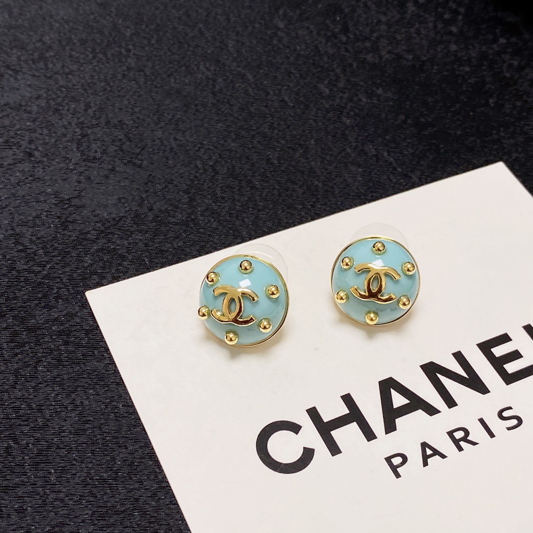 NO:923208,Chanel Xiaoxiang Double C Simple Earrings. These earrings are really beautiful. The design looks simple, but the wearing effect is so good. Even my small earlobes are very okzp. The upper ear is made of brass and is super elegant. Boutique jewelry, chanel, earrings19860909Chanel 小香双C简约耳钉这款耳环真的超级美看着设计简单但是佩戴效果好看到爆就连我这种小耳垂的也很okzp黄铜材质 上耳超气质优雅,饰品精品,chanel,earrings,Jewelry