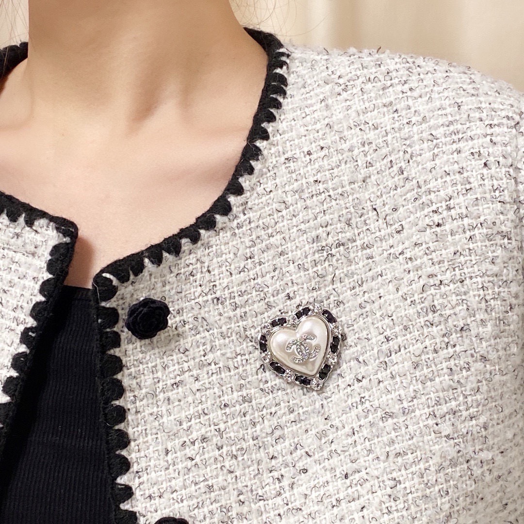 NO:923218,CHANEL Xiaoxiang counter's new silver and black leather love Chanel brooch is the accessory that understands women best. Women who devote all their efforts to being themselves tend to cherish the meaning of the brooch more. Ms. Chanel pinned the brooch on her hat and told the fashionable ladies who imitated her [Broches are very practical. They can be pinned on the suit collar, pocket, hat, belt or evening dress. Boutique jewelry, chanel, chanel, business  suit, brooch, breastpin, hats19860909CHANEL小香 专柜新款银色黑皮革爱心香奈儿胸针,是最懂女人的饰物.那些倾注了全部心血去做自己的女人,往往更珍惜胸针的意义.香奈儿女士把胸针别在帽子上,并告诉那些模仿她的时髦女士们[胸针可是非常实用,它可以别在西装领上、口袋上、帽子上、腰带上或者是晚礼服上,饰品精品,chanel,chanel,business suit,brooch，breastpin,hats,Jewelry