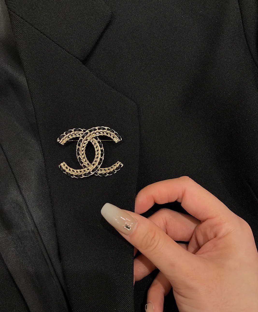 NO:923229,CHANEL Xiaoxiang's new counters are synchronized with the new Chanel brooch, which is the accessory that best understands women. Women who devote all their efforts to being themselves tend to cherish the meaning of the brooch more. Ms. Chanel pinned the brooch on her hat and told the fashionable ladies who imitated her [Broches are very practical. They can be pinned on the collar of a suit, on a pocket, on a hat, on a belt or on an evening dress. Boutique jewelry, chanel, chanel, business  suit, brooch, breastpin, hats19860909CHANEL小香 专柜新款同步上新香奈儿胸针,是最懂女人的饰物.那些倾注了全部心血去做自己的女人,往往更珍惜胸针的意义.香奈儿女士把胸针别在帽子上,并告诉那些模仿她的时髦女士们[胸针可是非常实用,它可以别在西装领上、口袋上、帽子上、腰带上或者是晚礼服上,饰品精品,chanel,chanel,business suit,brooch，breastpin,hats,Jewelry