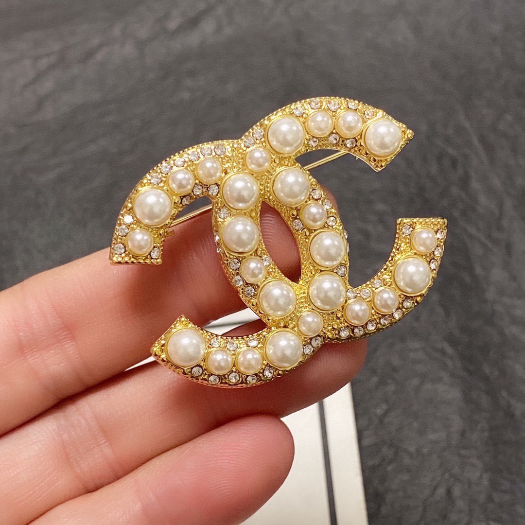 NO:923252,CHANEL Xiaoxiang's new counters are synchronized with the new Chanel brooch, which is the accessory that best understands women. Women who devote all their efforts to being themselves tend to cherish the meaning of the brooch more. Ms. Chanel pinned the brooch on her hat and told the fashionable ladies who imitated her [Broches are very practical. They can be pinned on the collar of a suit, on a pocket, on a hat, on a belt or on an evening dress. Boutique jewelry, chanel, chanel, business  suit, brooch, breastpin, hats19860909CHANEL小香 专柜新款同步上新香奈儿胸针,是最懂女人的饰物.那些倾注了全部心血去做自己的女人,往往更珍惜胸针的意义.香奈儿女士把胸针别在帽子上,并告诉那些模仿她的时髦女士们[胸针可是非常实用,它可以别在西装领上、口袋上、帽子上、腰带上或者是晚礼服上,饰品精品,chanel,chanel,business suit,brooch，breastpin,hats,Jewelry