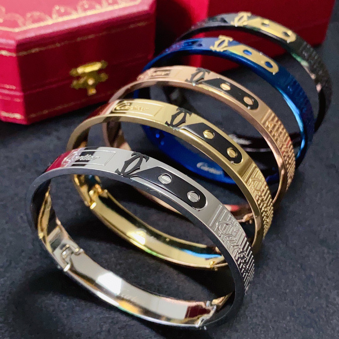 NO:923209,Cartier's official website recently released a large men's bracelet with imported fine steel, color retention, 18k high-end customization and top-notch craftsmanship. The counter's logo is clearly engraved and there are no dead ends in 360 degrees!  The new narrow version design is more refined ~ Such a beautiful thing, you must have the super white large Size 21cm men's model, jewelry boutique, cartier, cartier, bracelet19860909Cartier 卡地亚官网最新发布 大号男士手镯进口精钢精工保色18k高端定制顶级工艺 专柜logo刻字清晰 360度无死角！全新的窄版设计 更显精致～如此美物 你必须拥有超级显白大号Size21cm男款,饰品精品,cartier,cartier,bracelet,Jewelry