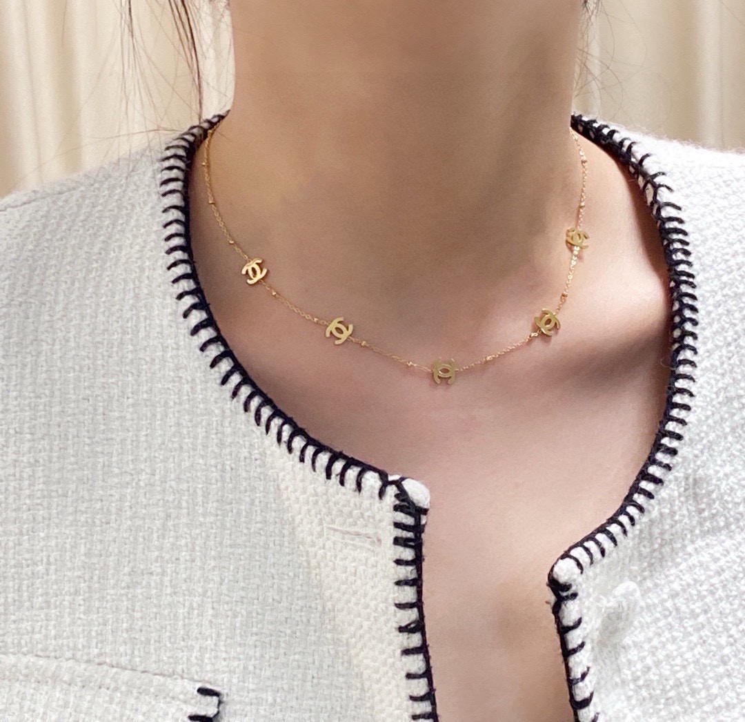 NO:923242,Chanel's latest double C thick gold necklace 18K stainless steel is color-preserving and super personalized. The versatile style is particularly amazing. The overall details are very surprising. The design is full of sense. It not only brings out personal confidence and taste, the style is elegant and fashionable, highlighting the French elegance. The meticulous details make it more attractive to wear. Boutique jewelry, chanel, chanel, necklace19860909香奈儿Chanel最新款双C厚金项链18K精钢保色超个性,百搭款特别特别赞,整体细节非常令人惊喜,设计感十足,不仅带出个人自信及品味,款式典雅而时尚,突显法式高雅气息,加上一丝不苟的细节,使得佩戴起来更具吸引力,饰品精品,chanel,chanel,necklace,Jewelry