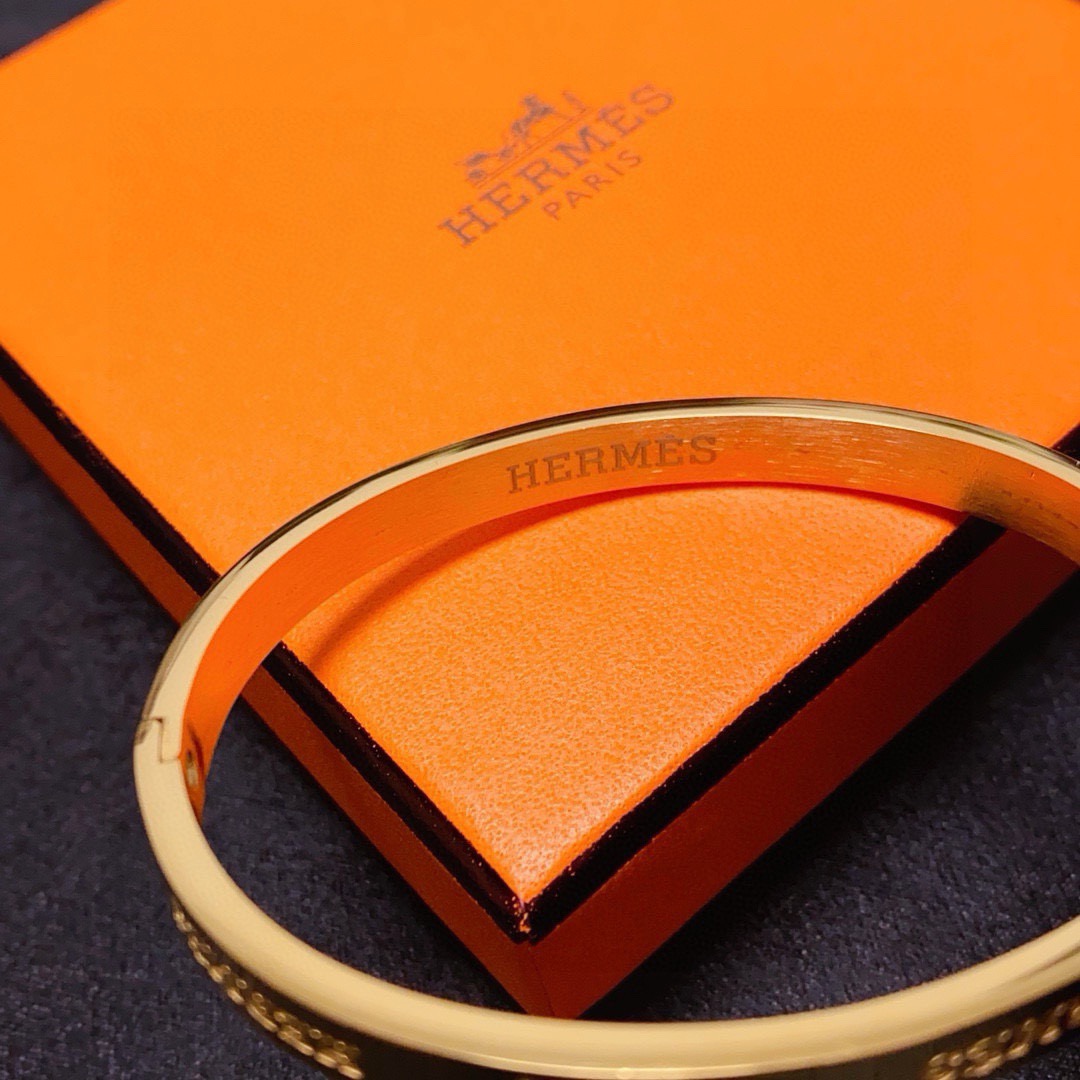 Bracelet jonc gravé avec logo Hermes 14 carats MM Métal doré également disponible en métal argenté et doré rose sans pierres précieuses
