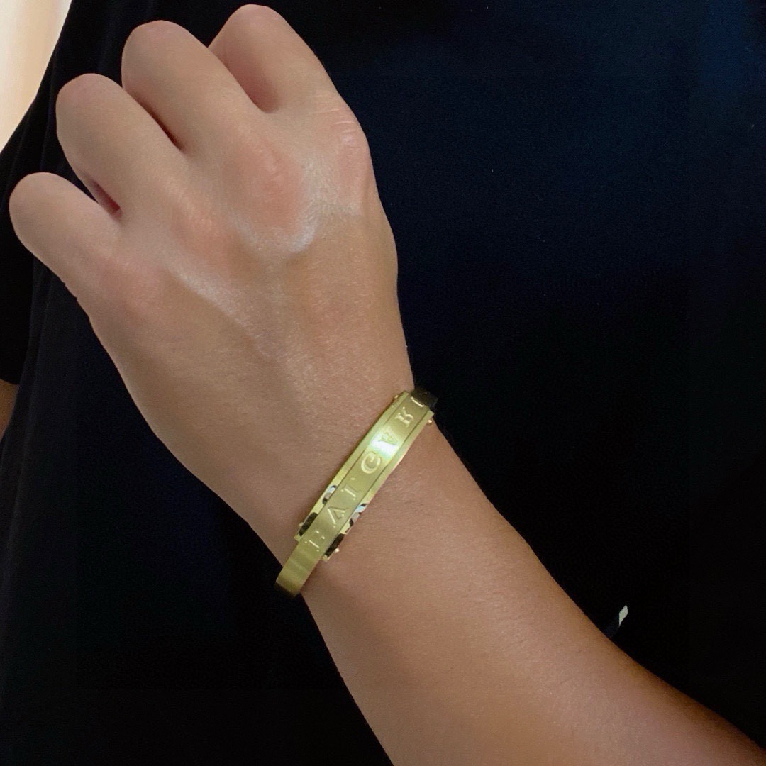 NO:923335,BVLGARI high-quality men's 21cm bracelet, a very versatile 14K stainless steel color-preserving material, thickly plated with gold. Perfectly inlaid with diamonds and carefully polished, it fits perfectly with the metal edge!  Full of temptation and charming sensibility, the dazzling luxury of diamonds presents unparalleled beauty and power, giving you a new look, interpreting the inherent multi-faceted characteristics, spreading and bending, showing its elegant and seductive beauty!  ,Boutique jewelry,bottega veneta,bvlgari,bvlgari,bracelet19860909宝格丽BVLGARI高品质男士21Cm手镯,非常百搭的一款14K精钢保色材质厚镀厚金.完美镶钻精心打磨,与金属边完美契合！充满诱惑和迷人的感性,钻石的璀璨奢华,呈现出中无与伦比的美感与力量,给你一个全新的面貌,诠释固有的多面特质,蔓延弯曲,尽显其高雅而极具诱惑的美丽！,饰品精品,bottega veneta,bvlgari,bvlgari,bracelet,Jewelry