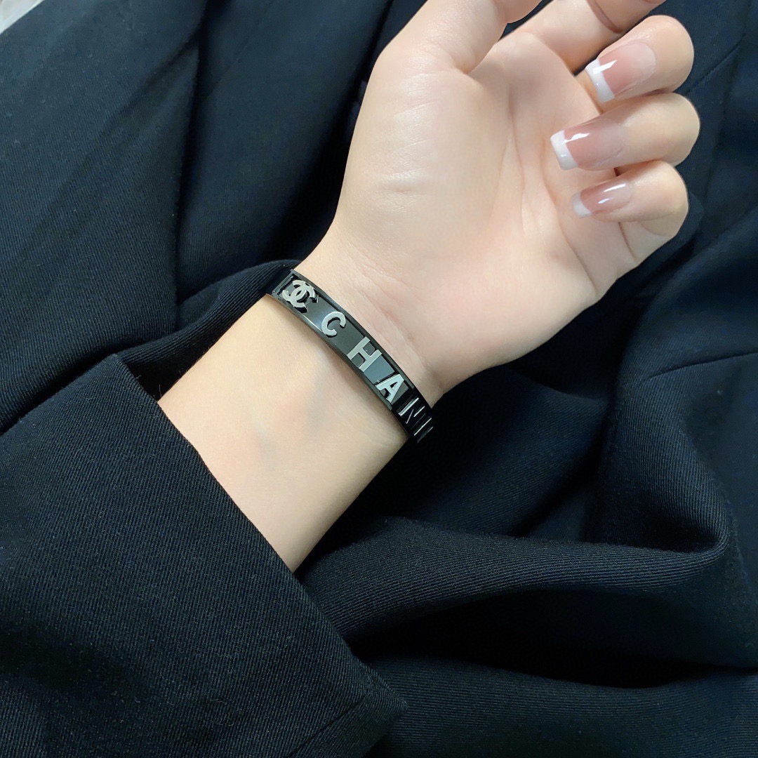 NO:923348,New high version Chanel narrow version engraved letter carbon black bracelet, super heavy bling bling, color matching is very good, high-end, goddess temperament and high-end, stainless steel material is not allergic and does not fade. One-to-one exquisite craftsmanship, classic charm, high cost performance, must-have choice, jewelry boutique, chanel, chanel, bracelet19860909新款高版本香奈儿Chanel窄版雕刻字母炭黑手镯超重工bling bling,颜色搭配得非常好高级感 女神气质高端 精钢材质不过敏不褪色.一比一精美工艺,经典至极的魅物,性价比高 必备必入之选,饰品精品,chanel,chanel,bracelet,Jewelry