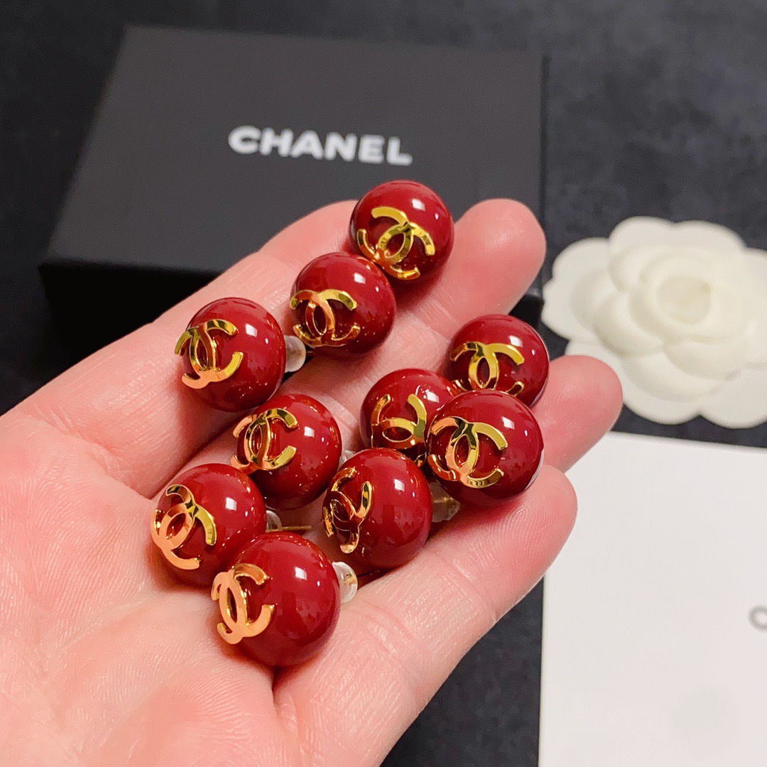 NO:923282,The new Chanel Xiaoxiangfeng Big Red Pearl New Year Red Festive Earrings are available at the counter at the same time. The original earrings are made of the same material and paired with sterling silver needle earrings. They are carefully crafted to create the highest cost-effectiveness and the highest quality on the Internet. The upper ear effect is particularly beautiful!  It’s so beautiful!  Suitable for various festive occasions and can be worn all year round, fine jewelry, chanel, earrings, pure silver19860909新款Chanel 小香风大红珍珠新年红色喜庆耳钉 专柜同步上新 耳环 原版一致材质搭配纯银针耳环 精工细作打造全网最高性价比最高品质上耳效果特别好看！简直美腻了！适合各种喜庆场合一年四季必备均可佩戴,饰品精品,chanel,earrings,pure silver,Jewelry