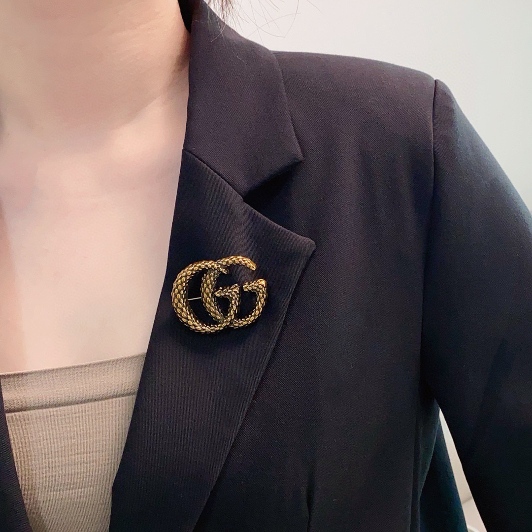 NO:953304,Gucci Gucci counter's new double G wheat ear retro gold brooch is the accessory that understands women best. Women who devote all their efforts to being themselves tend to cherish the meaning of brooches more. Ms. Gucci pins the brooch on her hat and tells the fashionable ladies who imitate her [Brooch is very practical. It can be pinned on the collar of a suit, on a pocket, on a hat, on a belt or on an evening dress. Boutique jewelry, gucci, gucci, business suit, brooch, breastpin, hats19860909古驰Gucci专柜新款双G麦穗复古金胸针,是最懂女人的饰物.那些倾注了全部心血去做自己的女人,往往更珍惜胸针的意义.古驰女士把胸针别在帽子上,并告诉那些模仿她的时髦女士们[胸针可是非常实用,它可以别在西装领上、口袋上、帽子上、腰带上或者是晚礼服上,饰品精品,gucci,gucci,business suit,brooch，breastpin,hats,Jewelry