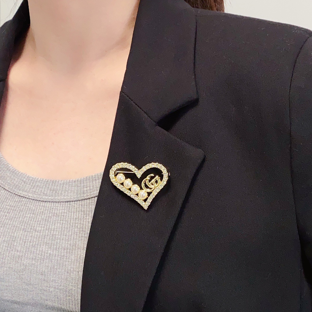 NO:953227,Gucci's new synchronized retro diamond-encrusted pearls and love brooch are the accessories that understand women best. Women who devote all their efforts to being themselves tend to cherish the meaning of brooches more. Ms. Gucci pins the brooch on her hat and tells the fashionable ladies who imitate her [Broches are very practical. They can be pinned on suit collars, pockets, hats, belts or evening gowns. Boutique jewelry, gucci, gucci, business  suit, brooch, breastpin, hats19860909古驰Gucci专柜新款同步复古镶钻珍珠搭配爱心胸针,是最懂女人的饰物.那些倾注了全部心血去做自己的女人,往往更珍惜胸针的意义.古驰女士把胸针别在帽子上,并告诉那些模仿她的时髦女士们[胸针可是非常实用,它可以别在西装领上、口袋上、帽子上、腰带上或者是晚礼服上,饰品精品,gucci,gucci,business suit,brooch，breastpin,hats,Jewelry