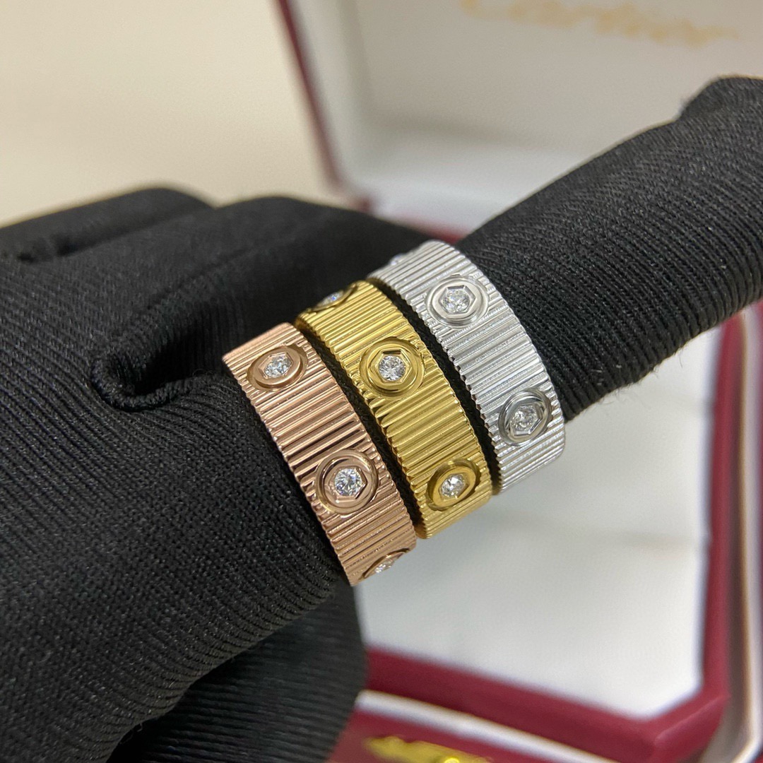 NO:953283,The new Cartier six-diamond stainless steel 14K color-preserving series style nail stripe ring!  A must-have item for summer that you can't help but want to praise as soon as you wear it. It has a simple design, is super refined and looks white. I just love it!  It can also be stacked with other styles, super versatile ~ silver, gold, rose gold code number 6-7-8-9-10, fine jewelry, cartier, cartier, ring19860909新款卡地亚Cartier六颗钻精钢14Ｋ保色系列造型钉子一字条纹戒指！夏天必备款一戴就忍不住想夸的一款,简约的设计,超精致又显手白,简直爱了！又可以跟其他款式叠搭一起,超级百搭～银色、金色、玫瑰金码数6-7-8-9-10,饰品精品,cartier,cartier,ring,Jewelry