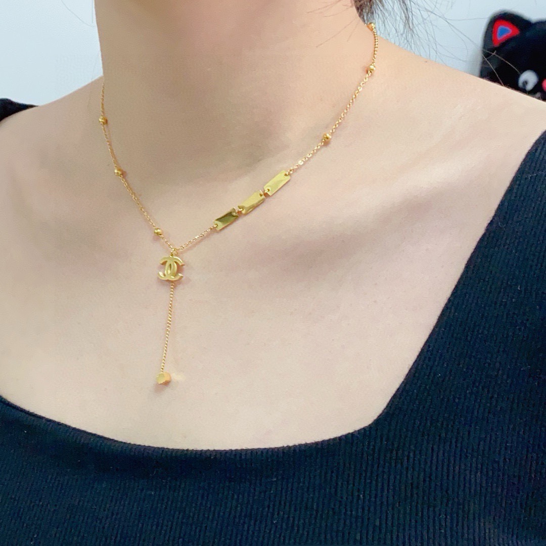 NO:953324,Chanel's latest double C thick gold necklace 18K stainless steel is color-preserving and super personalized. The versatile style is particularly amazing. The overall details are very surprising. The design is full of sense. It not only brings out personal confidence and taste, the style is elegant and fashionable, highlighting the French elegance. The meticulous details make it more attractive to wear. Boutique jewelry, chanel, chanel, necklace19860909香奈儿Chanel最新款双C厚金项链18K精钢保色超个性,百搭款特别特别赞,整体细节非常令人惊喜,设计感十足,不仅带出个人自信及品味,款式典雅而时尚,突显法式高雅气息,加上一丝不苟的细节,使得佩戴起来更具吸引力,饰品精品,chanel,chanel,necklace,Jewelry
