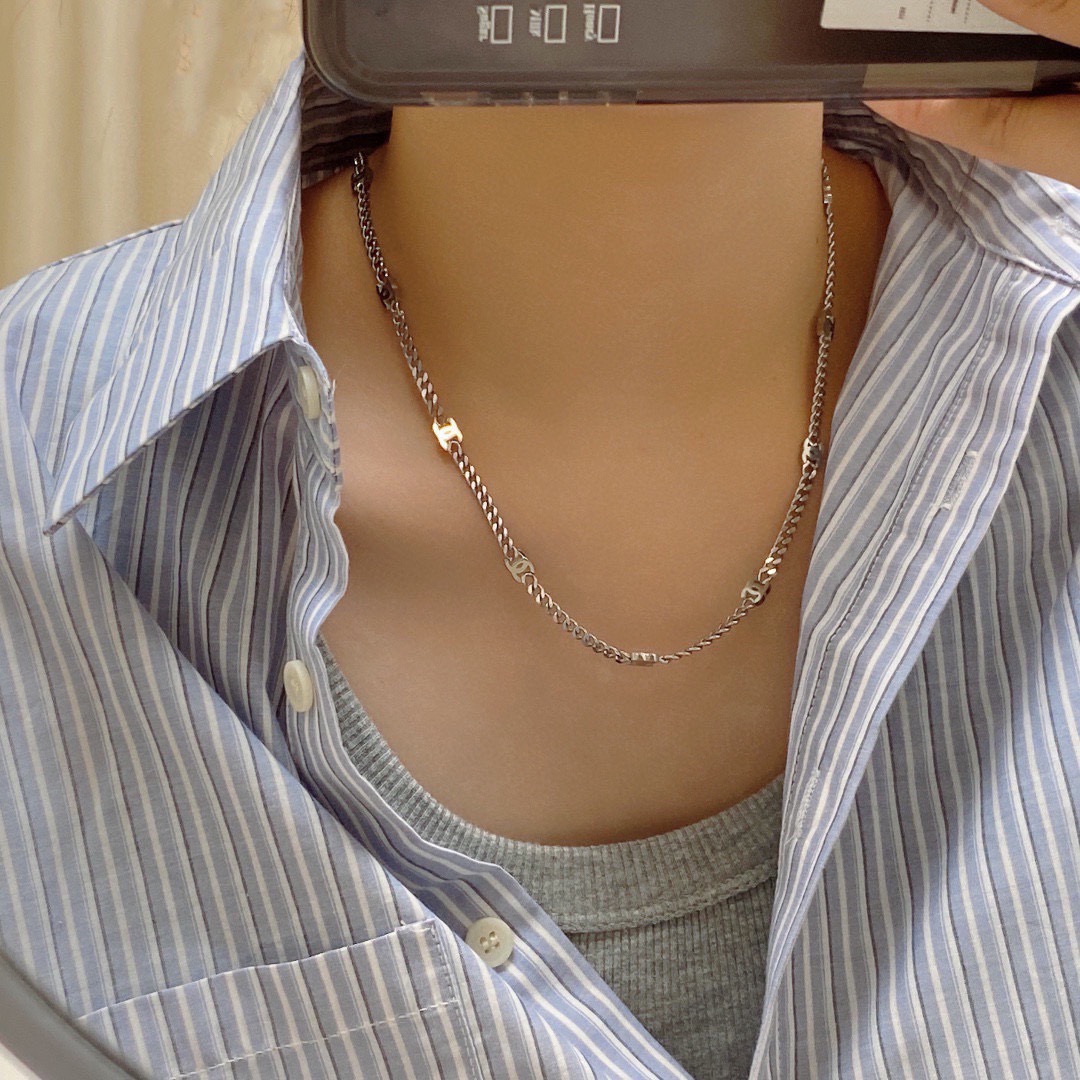 NO:953335,Chanel Chanel's latest double C necklace, stainless steel, color-preserving and super personalized, the versatile style is particularly amazing, the overall details are very surprising, and the design is full of sense. It not only brings out personal confidence and taste, the style is elegant and fashionable, highlighting the French elegance, and the meticulous details make it more attractive to wear. Boutique jewelry, chanel, chanel, necklace19860909香奈儿Chanel最新款双C项链精钢保色超个性,百搭款特别特别赞,整体细节非常令人惊喜,设计感十足,不仅带出个人自信及品味,款式典雅而时尚,突显法式高雅气息,加上一丝不苟的细节,使得佩戴起来更具吸引力,饰品精品,chanel,chanel,necklace,Jewelry