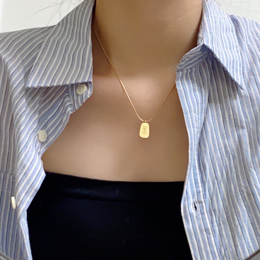NO:953354,Xiaohongshu recommends Chanel's latest double-C gold water drop necklace, 14K stainless steel, color-preserving and super personalized. The versatile style is particularly good. The overall details are very surprising and the design is full of sense. It not only brings out personal confidence and taste, the style is elegant and fashionable, highlighting the French elegance. The meticulous details make it more attractive to wear. Boutique jewelry, chanel, chanel, necklace, gold19860909小红书推荐爆款香奈儿Chanel最新款双C黄金色水滴项链14K精钢保色超个性,百搭款特别特别赞,整体细节非常令人惊喜,设计感十足,不仅带出个人自信及品味,款式典雅而时尚,突显法式高雅气息,加上一丝不苟的细节,使得佩戴起来更具吸引力,饰品精品,chanel,chanel,necklace,gold,Jewelry