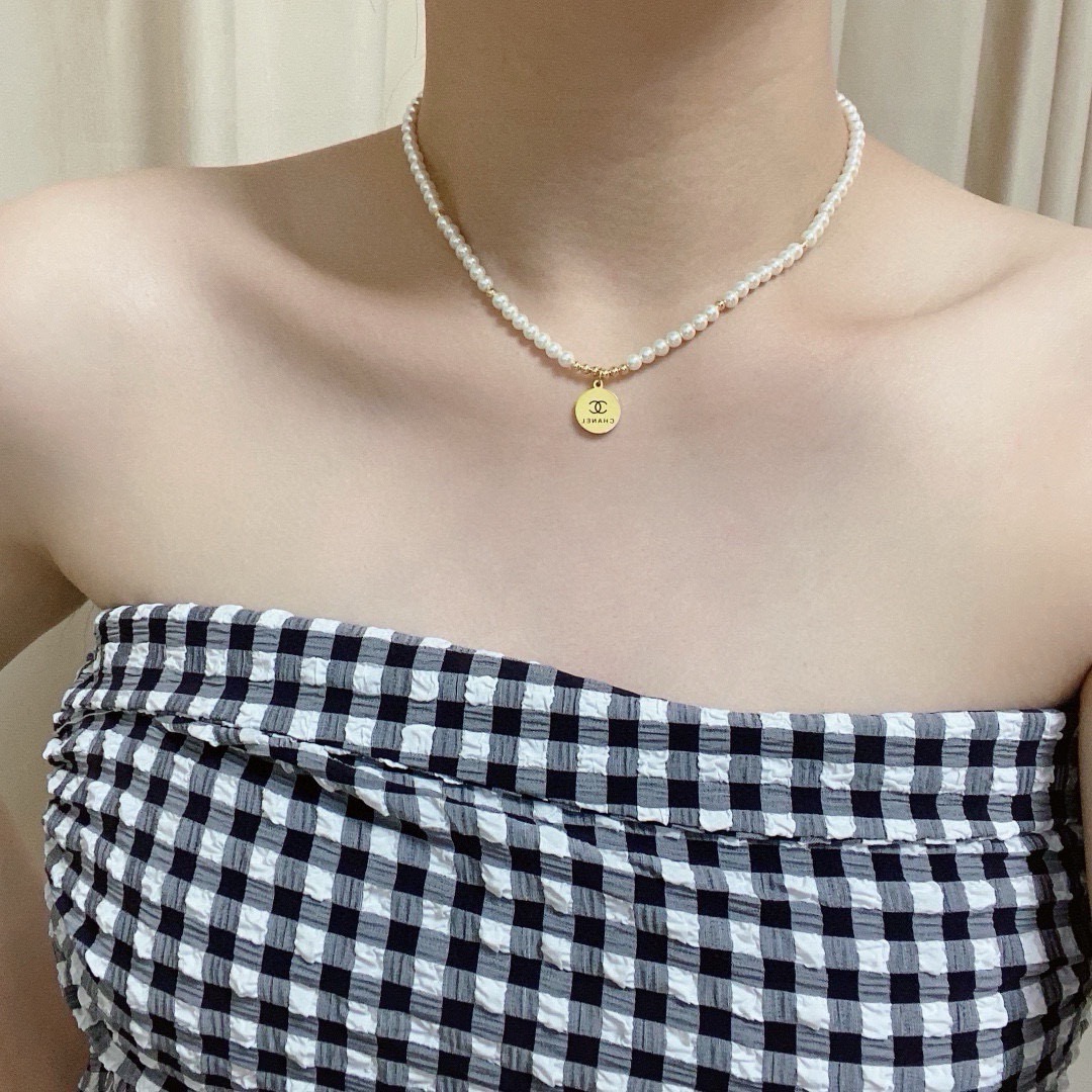 NO:953366,Xiaohongshu recommends Chanel's latest double-C pearl round pendant necklace, which is super personalized and versatile. The overall details are very surprising and the design is full of sense. It not only brings out personal confidence and taste, the style is elegant and fashionable, highlighting the French elegance. The meticulous details make it more attractive to wear. Boutique jewelry, chanel, chanel, necklace19860909小红书推荐爆款香奈儿Chanel最新款双C珍珠圆吊坠项链超个性,百搭款特别特别赞,整体细节非常令人惊喜,设计感十足,不仅带出个人自信及品味,款式典雅而时尚,突显法式高雅气息,加上一丝不苟的细节,使得佩戴起来更具吸引力,饰品精品,chanel,chanel,necklace,Jewelry