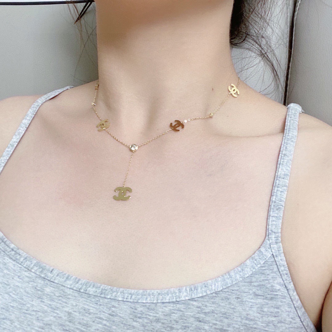 NO:953512,Chanel's latest necklace is super personalized, the color retention of stainless steel is particularly good, the overall details are very surprising, and the design is full of sense. It not only brings out personal confidence and taste, the style is elegant and fashionable, highlighting the French elegance, and the meticulous details make it more attractive to wear. Boutique jewelry, chanel, chanel, necklace19860909香奈儿Chanel最新款项链超个性,精钢保色特别特别赞,整体细节非常令人惊喜,设计感十足,不仅带出个人自信及品味,款式典雅而时尚,突显法式高雅气息,加上一丝不苟的细节,使得佩戴起来更具吸引力,饰品精品,chanel,chanel,necklace,Jewelry