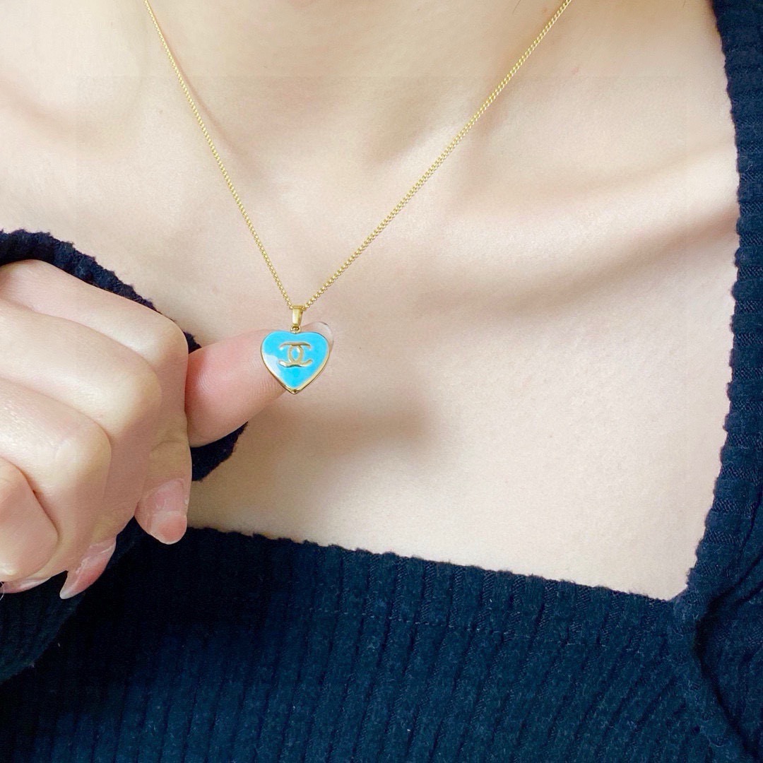 NO:953526,Xiaohongshu recommends Chanel's latest double-C blue love necklace, 14K stainless steel, color-preserving and super personalized. It is very versatile. The overall details are very surprising. The design is full of sense. It not only brings out personal confidence and taste, the style is elegant and fashionable, highlighting the French elegance. The meticulous details make it more attractive to wear. Boutique jewelry, chanel, chanel, necklace19860909小红书推荐爆款香奈儿Chanel最新款双C蓝色爱心项链14K精钢保色超个性,百搭款特别特别赞,整体细节非常令人惊喜,设计感十足,不仅带出个人自信及品味,款式典雅而时尚,突显法式高雅气息,加上一丝不苟的细节,使得佩戴起来更具吸引力,饰品精品,chanel,chanel,necklace,Jewelry