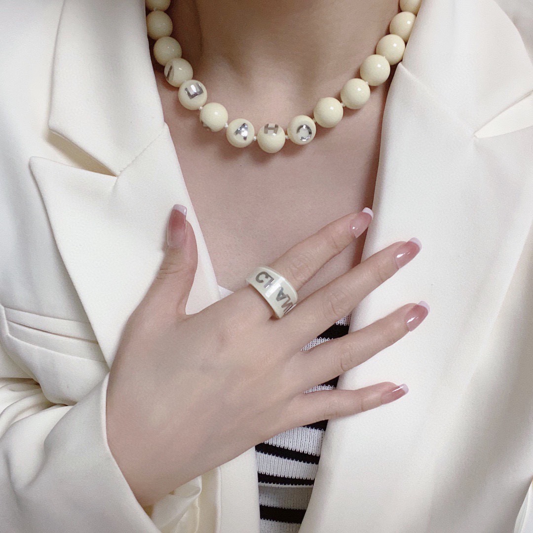 NO:953540,Xiaohongshu recommends the new Chanel Chanel letter double C fashionable Korean version of high-end acrylic imported bead necklace, the classic hot hot model is coming. The brand Fragrance Grandma is absolutely omniscient among fashionable women. It is a well-known brand that knows everything about its classics and time. It is a famous brand that is in sync with the years. It is a must-have for every shipment. It is a genuine counter and has a mold opening. Exclusive high-end quality, super easy to sell and super popular. Boutique jewelry, chanel, chanel, necklace19860909小红书推荐新款香奈儿Chanel字母双C时尚韩版高级亚克力进口珠子项链,经典火热爆款来袭大牌香奶奶这个品牌在时尚女性当中绝对无所不知都知道它的经典与岁月逢出货必火的一个知名品牌同步专柜正品开模独家高端品质超好卖超抢手,饰品精品,chanel,chanel,necklace,Jewelry