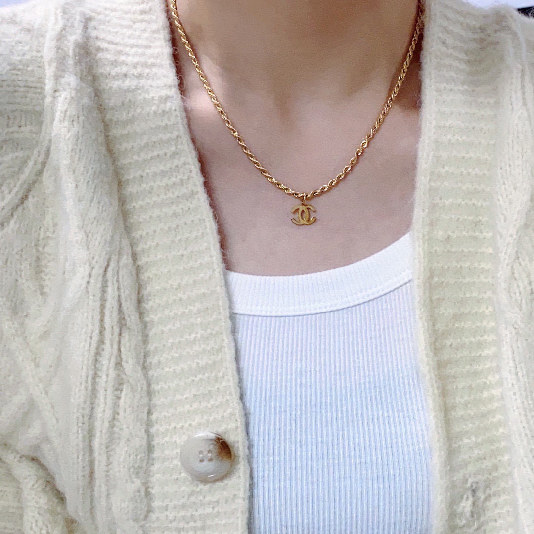 NO:953553,Chanel's latest necklace is super personalized, the versatile style is particularly amazing, the overall details are very surprising, and the design is full of sense. It not only brings out personal confidence and taste, the style is elegant and fashionable, highlighting the French elegance, and the meticulous details make it more attractive to wear. Boutique jewelry, chanel, chanel, necklace19860909香奈儿Chanel最新款项链超个性,百搭款特别特别赞,整体细节非常令人惊喜,设计感十足,不仅带出个人自信及品味,款式典雅而时尚,突显法式高雅气息,加上一丝不苟的细节,使得佩戴起来更具吸引力,饰品精品,chanel,chanel,necklace,Jewelry