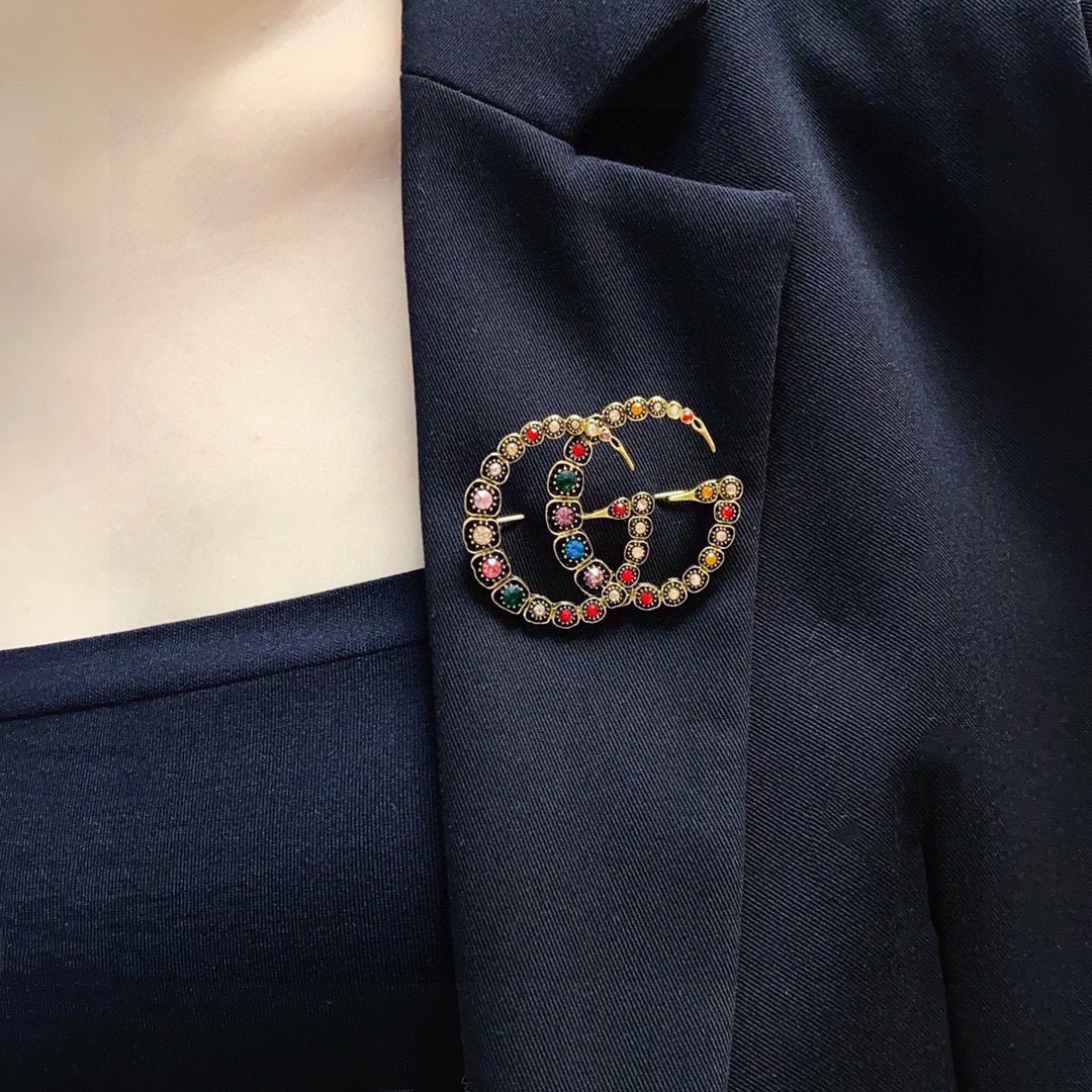 NO:952960,Gucci Gucci counter's new synchronized retro colored diamonds and new brooches are the accessories that know women best. Women who have devoted all their efforts to being themselves often cherish the meaning of brooches. Ms. Gucci pins the brooch on her hat and tells the fashionable ladies who imitate her [Broches are very practical. They can be pinned on the collar of a suit, on a pocket, on a hat, on a belt or on an evening dress. Boutique jewelry, gucci, gucci, business suit, brooch, breastpin, hats19860909古驰Gucci专柜新款同步复古彩钻上新胸针,是最懂女人的饰物.那些倾注了全部心血去做自己的女人,往往更珍惜胸针的意义.古驰女士把胸针别在帽子上,并告诉那些模仿她的时髦女士们[胸针可是非常实用,它可以别在西装领上、口袋上、帽子上、腰带上或者是晚礼服上,饰品精品,gucci,gucci,business suit,brooch，breastpin,hats,Jewelry